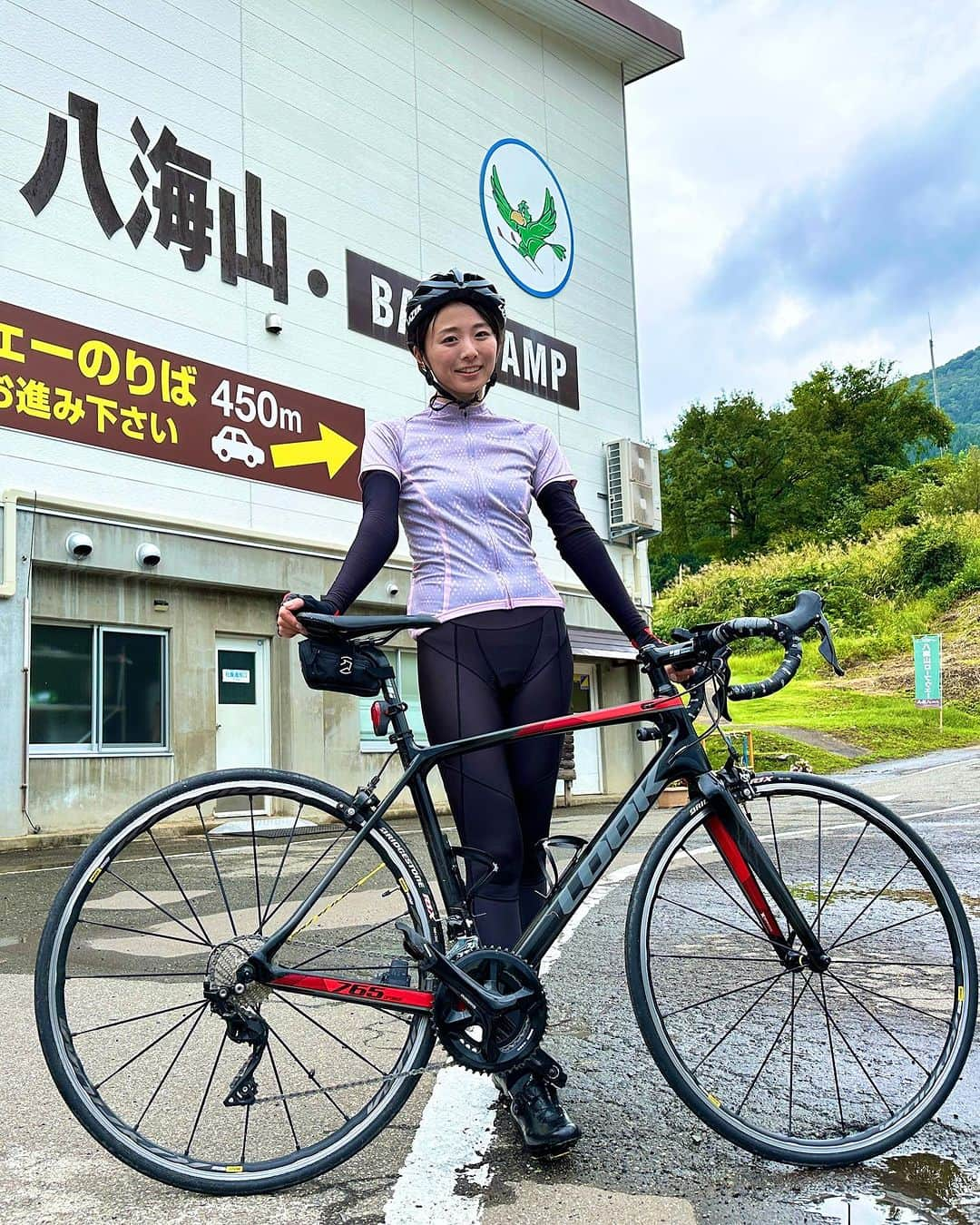 今井美穂のインスタグラム：「今年も100キロ走り切りました〜😁 いやぁ、、めちゃくちゃ達成感✨🚲 ⁡ 第8回南魚沼グルメライド 初回から毎年参加させてもらってます✌️ 最初はクロスバイクで ギアの変え方も分からない状態だったけど。笑 今では本格的なロードバイクを相棒に 走れるようになりました🥹 ⁡ 初めて雨が本降りの中でのライドで 心折れそうになる瞬間もあったけど🤣 ⁡ 参加者の皆さんと沿道に立って応援してくださる 地元の方々の声援が温かすぎて💗 最後まで笑顔で走れました😄 ⁡ 実際雨で涼しかったので、 体力残して完走できました🙌 ⁡ エイドステーションでは 毎度おもてなしありがとうございます☺️ 完走＆完食できて最高でした✨ ⁡ 本当最高なイベントなのよね🥹 県外からも参加があって嬉しい！ ⁡ また来年も南魚沼でお会いしましょう💗 ⁡ #南魚沼グルメライド #ロードバイク #ロングライド #ゲストライダー #オンヨネ #サイクルウェア」