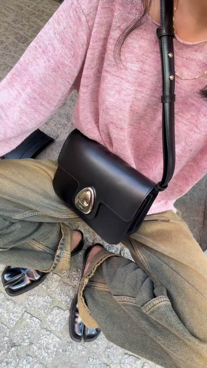 アーペーセーのインスタグラム：「Stepping out with @amyphamthi and her Astra bag.   #APCParis」