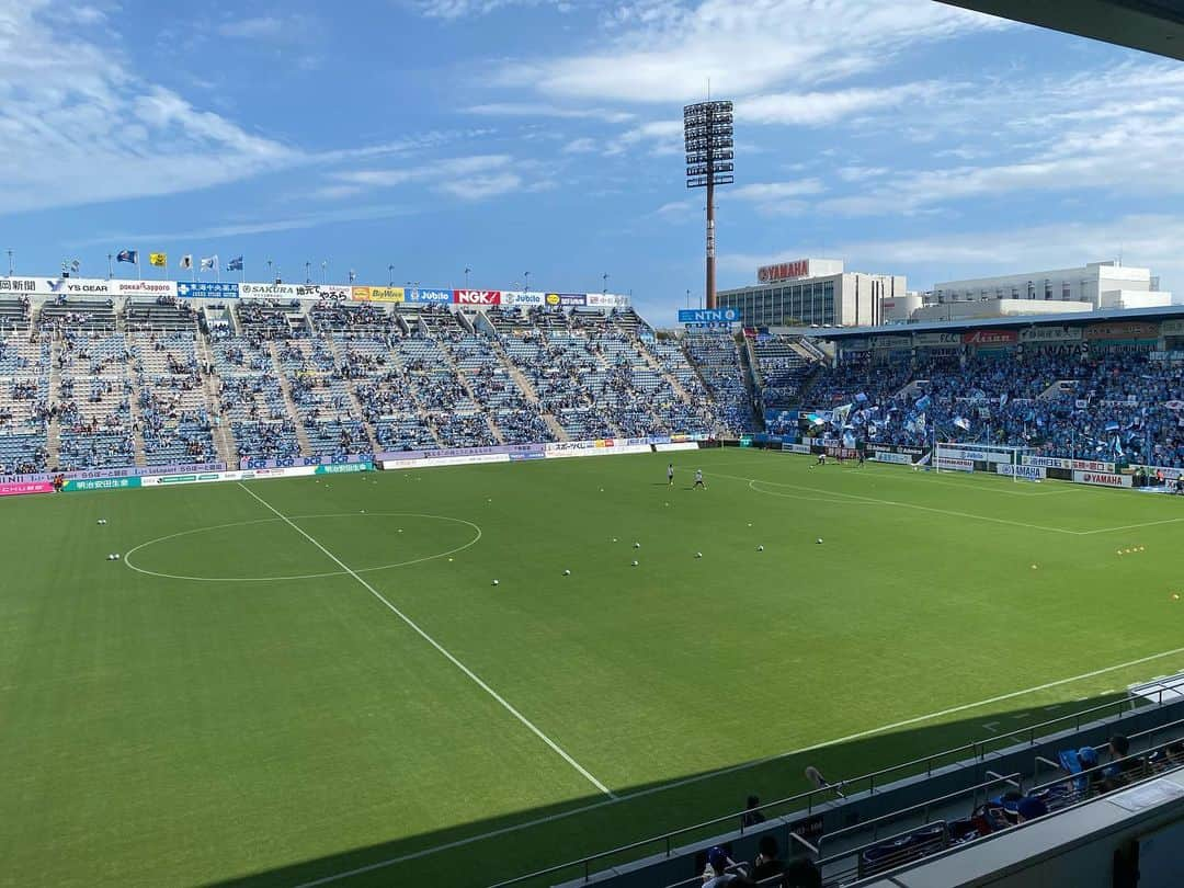 太田吉彰さんのインスタグラム写真 - (太田吉彰Instagram)「ジュビロ磐田　vs V・ファーレン長崎の試合⚽️  DAZN解説🎙️を担当させていただきました！　  実況:岡村久則　さん リポーター:大石岳志　さん  次節は静岡ダービー すごく楽しみ一戦です❗️   #ヤマハスタジアム #解説　#DAZN」10月1日 16時54分 - yoshiakiohta09