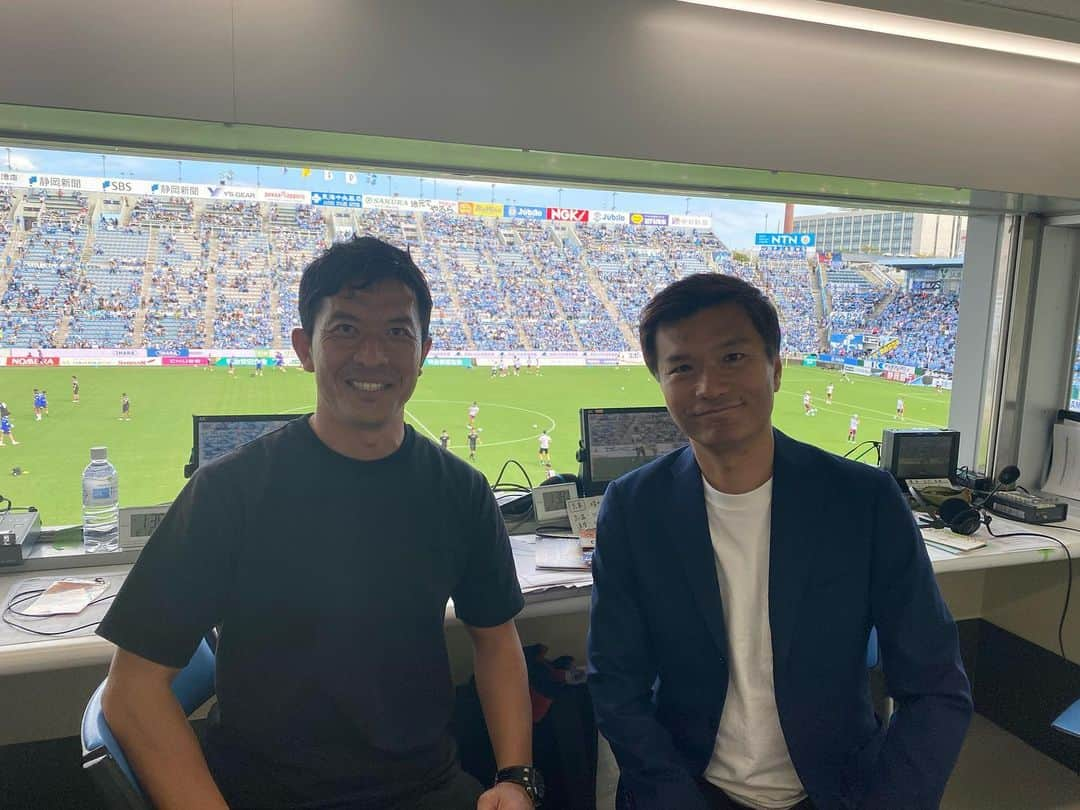 太田吉彰さんのインスタグラム写真 - (太田吉彰Instagram)「ジュビロ磐田　vs V・ファーレン長崎の試合⚽️  DAZN解説🎙️を担当させていただきました！　  実況:岡村久則　さん リポーター:大石岳志　さん  次節は静岡ダービー すごく楽しみ一戦です❗️   #ヤマハスタジアム #解説　#DAZN」10月1日 16時54分 - yoshiakiohta09