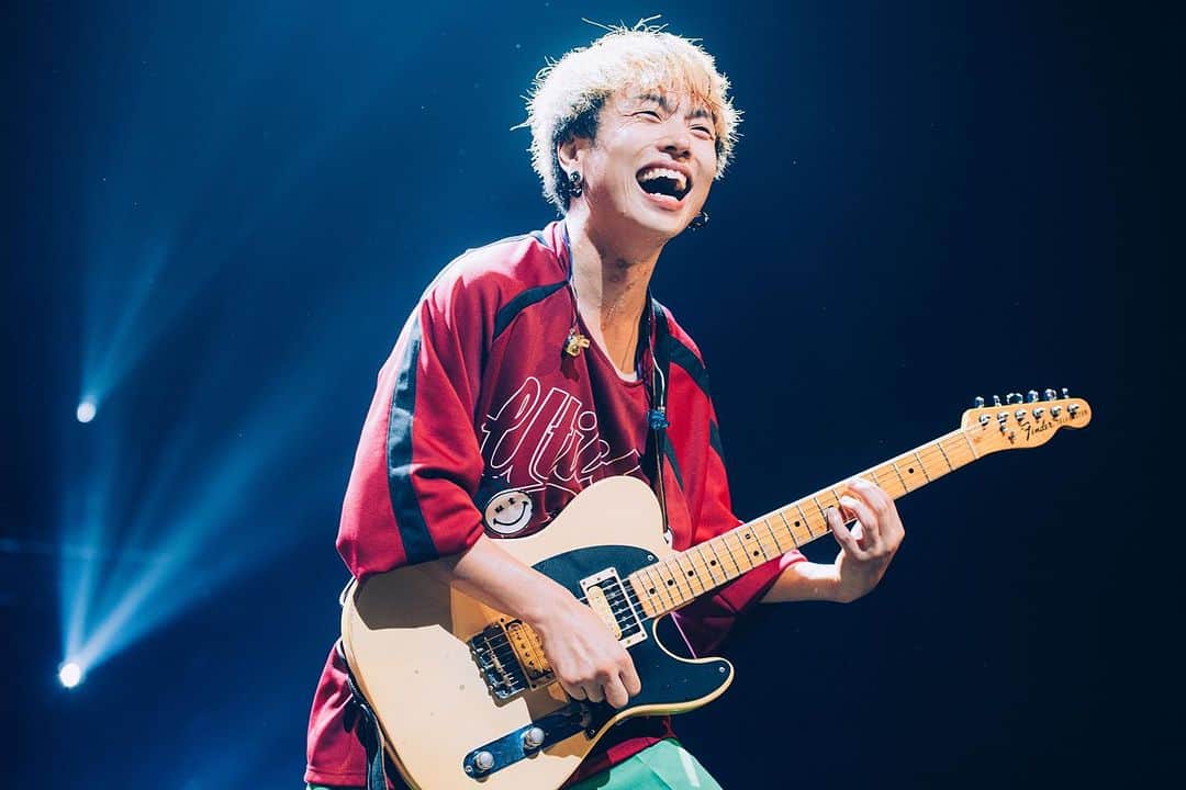 のインスタグラム：「ホールツアー　ツアーファイナル　神戸  楽しすぎたツアーでした。スマホも無事に帰って来たしこれからはホテルで1000円課金しなくても大丈夫です。 アリーナツアーも頑張るぞ！！  photo by日吉"JP"純平 @junpeihiyoshi」