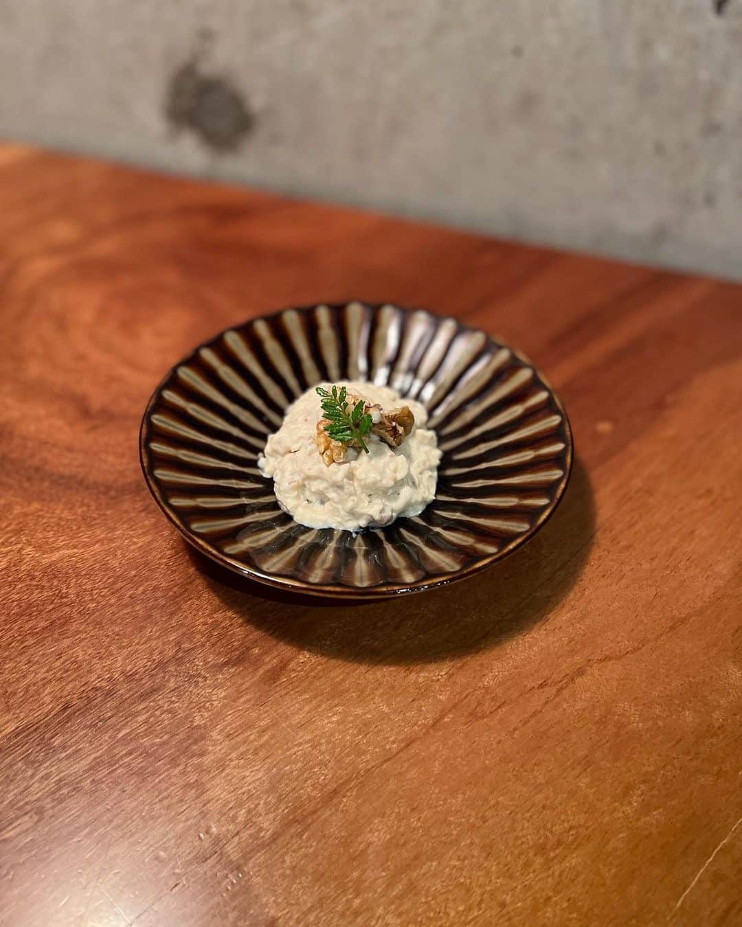 池袋寅箱のインスタグラム：「昨日はたくさんのご来店ありがとうございました！ お陰様で賑やかなスタッフ卒業営業となりました🎉  寅箱的には心機一転、本日はフレッシュなメンバーでお待ちしております😊  湯葉と胡桃の白和仕込みました さっぱり仕上げようかと迷いましたが気温も下がってきたので少し甘めに仕上げましたので是非！  お席徐々に埋まってますのでご来店の際はお電話ください！☎️  #池袋寅箱#池袋トラバコ#新宿寅箱#新宿トラバコ#池袋ジビエ#池袋鰻#池袋ウナギ#池袋日本酒#池袋ワイン#池袋クラフトビール#池袋居酒屋#東京ジビエ#東京鰻#東京ウナギ#東京うなぎ#都内ウナギ#都内居酒屋#都内ジビエ#都内日本酒#都内ワイン#都内クラフトビール#ジビエ#ウナギ#クラフトビール#日本酒#居酒屋」