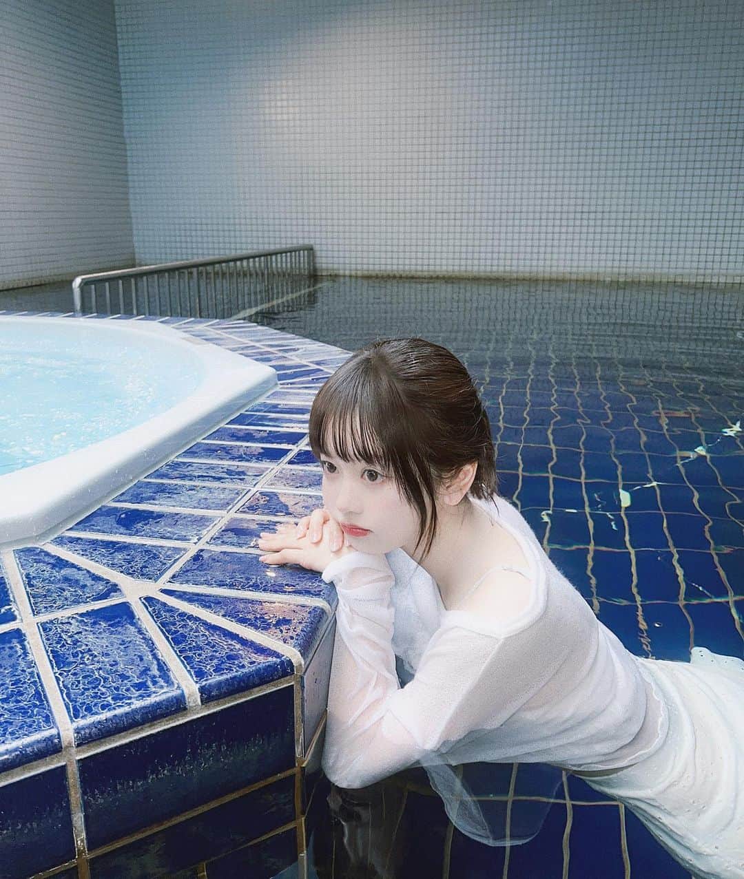 のインスタグラム：「朝水泳だったので顔がまだ寝てます 誰もいなかったからイルカになってたよ👶🏻(?)」