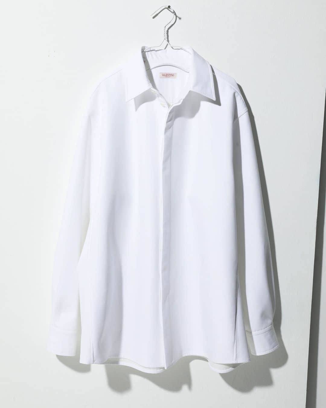 UOMOさんのインスタグラム写真 - (UOMOInstagram)「【エディター推し】VALENTINO  シャツジャケット  ラグジュアリーブランドから注目の新鋭ブランドまで、UOMO編集部員が見つけた“推しアイテム”を紹介。  白シャツと黒ニットばかり着ている自分の服装の振り幅に難なく溶け込んでくれそうと感じたヴァレンティノの白シャツアウター。  ブランドが改めて推しているブラックタイと合わせたコレクション画像でのイメージを、実際に触れるといい意味で裏切られた。端正な印象なのに、触り心地はモチモチしていてボリューミー。タックインすると勝手にいい感じにブラウジングできてしまう。何よりパキッとした白色が潔い。視覚も触覚も新しいシャツアウターなのだ。（UOMO編集 中野）  #エディター推し #VALENTINO  #uomo #uomo_magazine #webuomo」10月1日 17時00分 - uomo_magazine