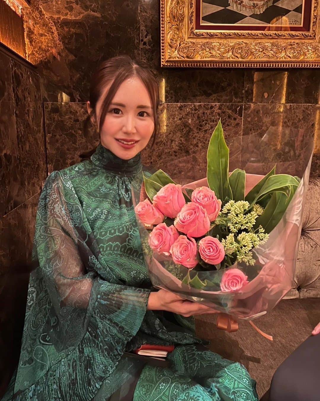 RANのインスタグラム：「お花かわいい💐🤍  #お花 #花束 #プレゼント #かわいい #花 #クラブ #銀座 #ホステス #flower」