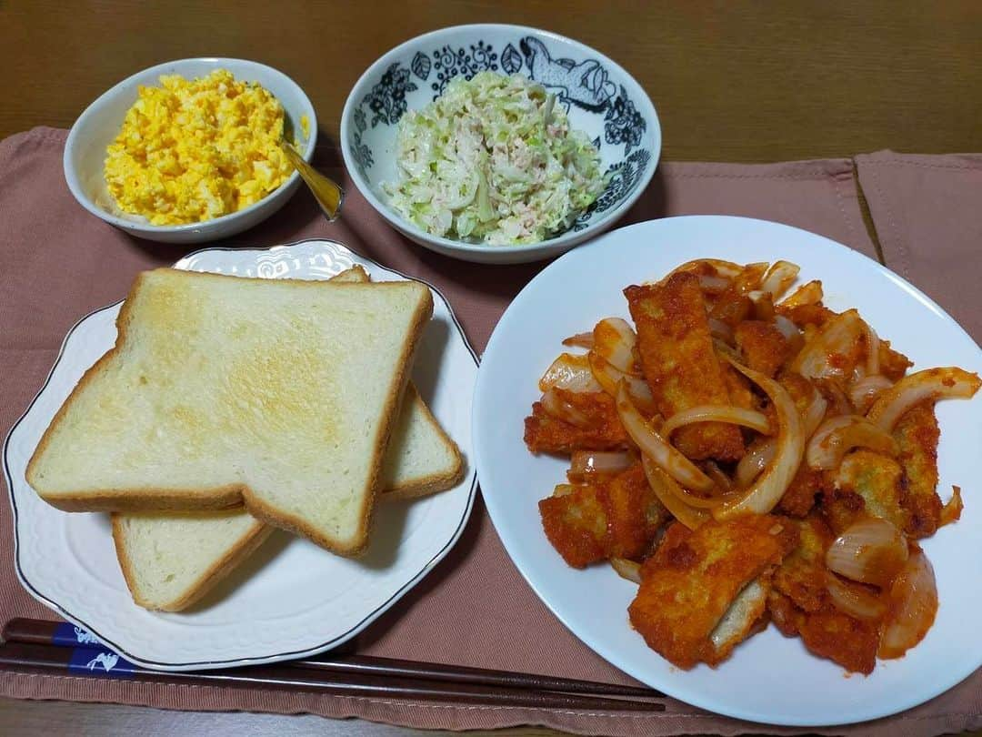 大河壮太のインスタグラム：「夕ご飯  トースト。  薄切り豚ロースをカツにしてカット。 玉ねぎと一緒にケチャップで炒めてカツサンドに！ 実家で良く作ってもらったカツサンド！！めちゃくちゃうまい。 ゆで卵潰してマヨネーズとあえてたまごサンド。 キャベツとツナのサラダ。  どれも冷蔵冷凍庫の食材で作ったから買い物行かずできた。  #夫婦飯 #宮城 #仙台 #移住 #お野菜太郎」