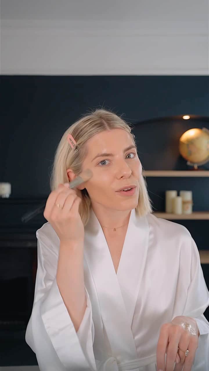 Mollie Kingのインスタグラム：「GRWM for brunch with the girls! This @lancomeofficial foundation has not left my side since I wore it at the BAFTAs and their new concealer gives a glow I never knew I needed - name a better duo ✨  #AD #MAKEUP #TEINTIDOLEULTRAWEAR」
