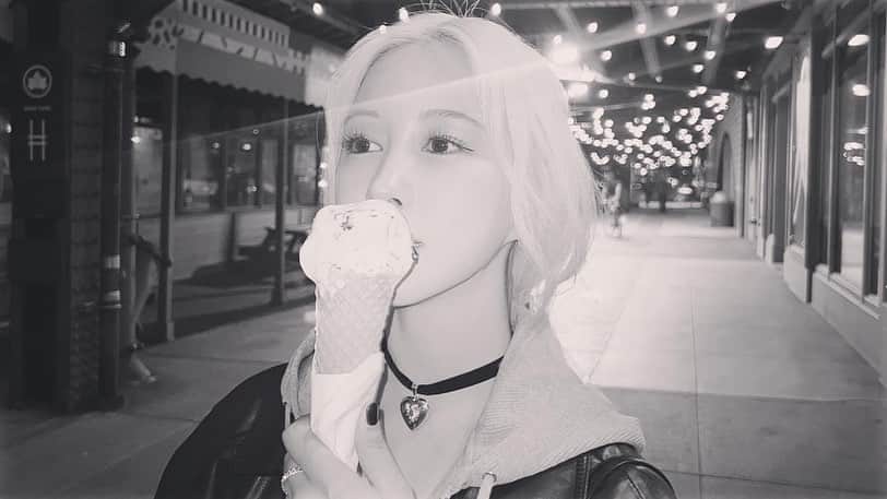 ダヨンさんのインスタグラム写真 - (ダヨンInstagram)「I’m happiest when holding ice cream in my hand🍦」10月1日 17時07分 - dayomi99