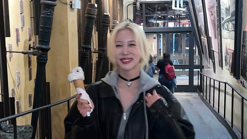 ダヨンのインスタグラム：「I’m happiest when holding ice cream in my hand🍦」