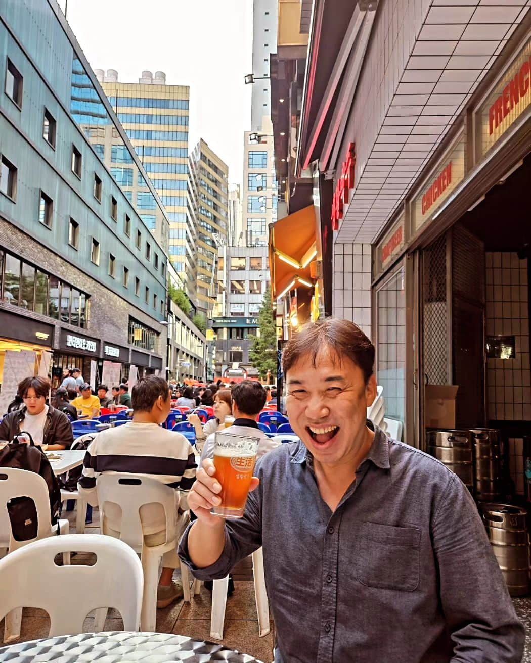 クァク・ジャヒョンさんのインスタグラム写真 - (クァク・ジャヒョンInstagram)「명동 맥주 거리  명동성당서 미사 후 한잔^^* #명동#명동성당#생활맥주#수제맥주#치맥#야장#myeongdong」10月1日 17時12分 - jahyeonggwag