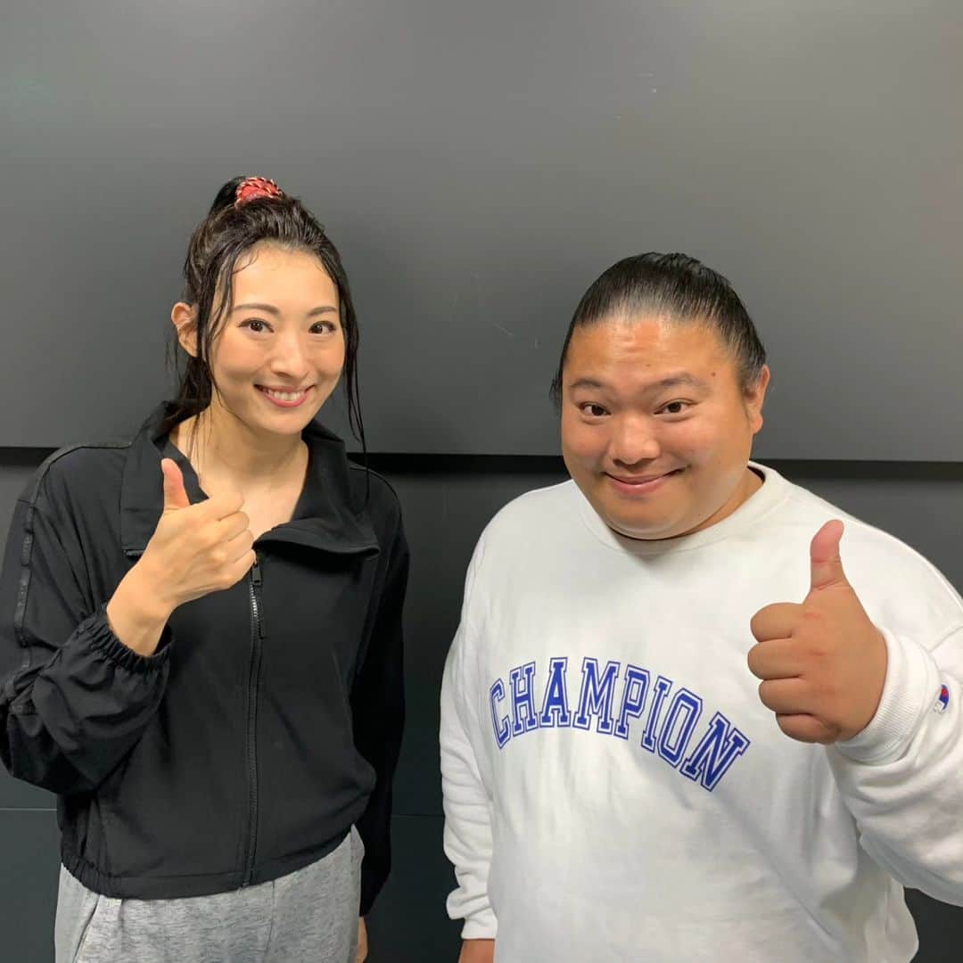 のインスタグラム：「VIVANTで別班の廣瀬役→珠城りょうさんが出演してるミュージカル『天翔ける風に』をVIVANTのスタッフさん達と観てきました💐🌟 とっても素敵なお芝居で感動しました🥺✨ 僕も演技の練習もっと頑張ります❗ ラストは珠城さんがオールアップの際に福澤監督と一緒に撮った1枚です📸 #𝐕𝐈𝐕𝐀𝐍𝐓 #富栄ドラム #宝塚歌劇団 #珠城りょう」