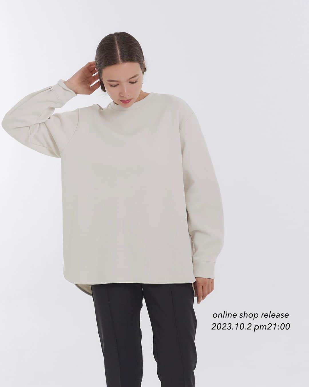 yoriのインスタグラム：「*online shop release*  2023.10/2 pm21:00〜 下記の2023AW新作が 入荷致します！  #バルーンパフスリーブブラウス #ダンボールニットチュニック #チャンキーヘムラウンドTee #コットンベーシックTee #センタープレスサテンワイドパンツ  #yori_japan」