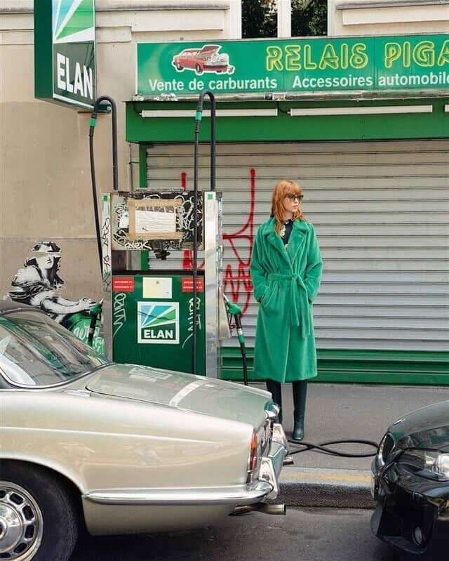 タラジャーモンのインスタグラム：「Looking at the new collection  #TaraJarmon#TaraFallWinter23#greenobsession#TaraGirls#NewCollection#wesandersonvibes」