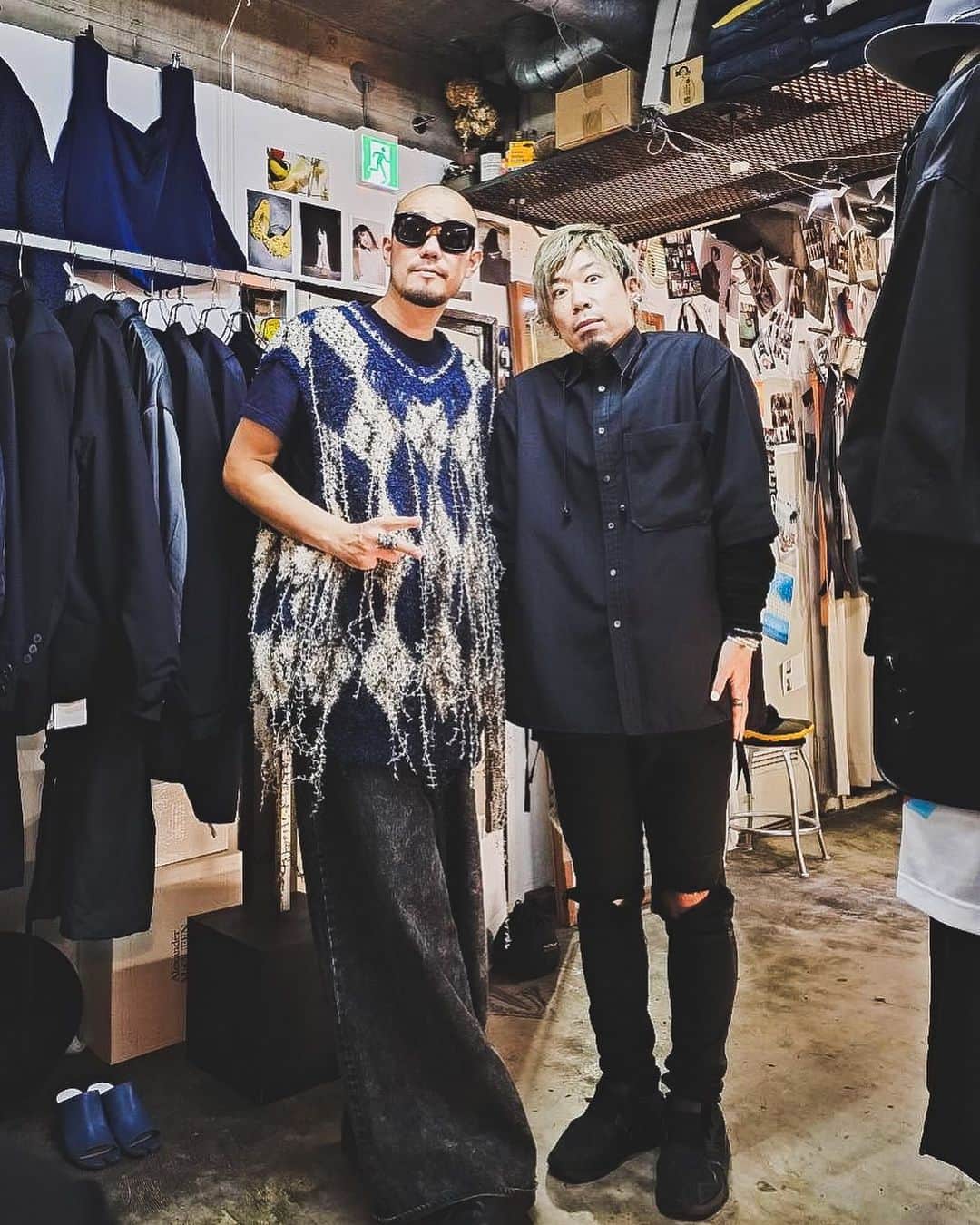 青木カズローのインスタグラム：「せっかく広島きたという事で、ライブ終わりに少しだけお邪魔してお買い物。 @infinidress_hiroshima 開けてくれてありがとございます🔥 そして、 広島の同い年ヤンキーうまちゃんも元気そうでなにより。 @umakoumakoumako またね！」