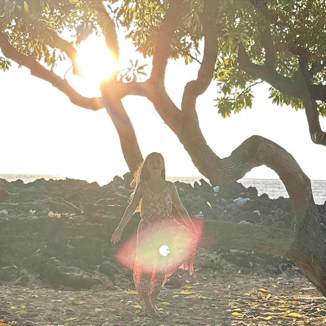 レイチェル・チャンさんのインスタグラム写真 - (レイチェル・チャンInstagram)「結婚式を挙げたクキオビーチへ4年ぶりに行ったら、美しい光が迎えてくれました✨ 3度目のエイブラハムクルーズ…エイブラハムやエスターに会えただけでなく、ハワイ島に住む姉や甥っ子たちに会えたの嬉しかったな💖  #エイブラハムクルーズ #エイブラハム #エイブラハムの教え  #クルーズ #引き寄せ #引き寄せの法則  #レイチェルチャンネル」10月1日 17時17分 - rachelchanjpn