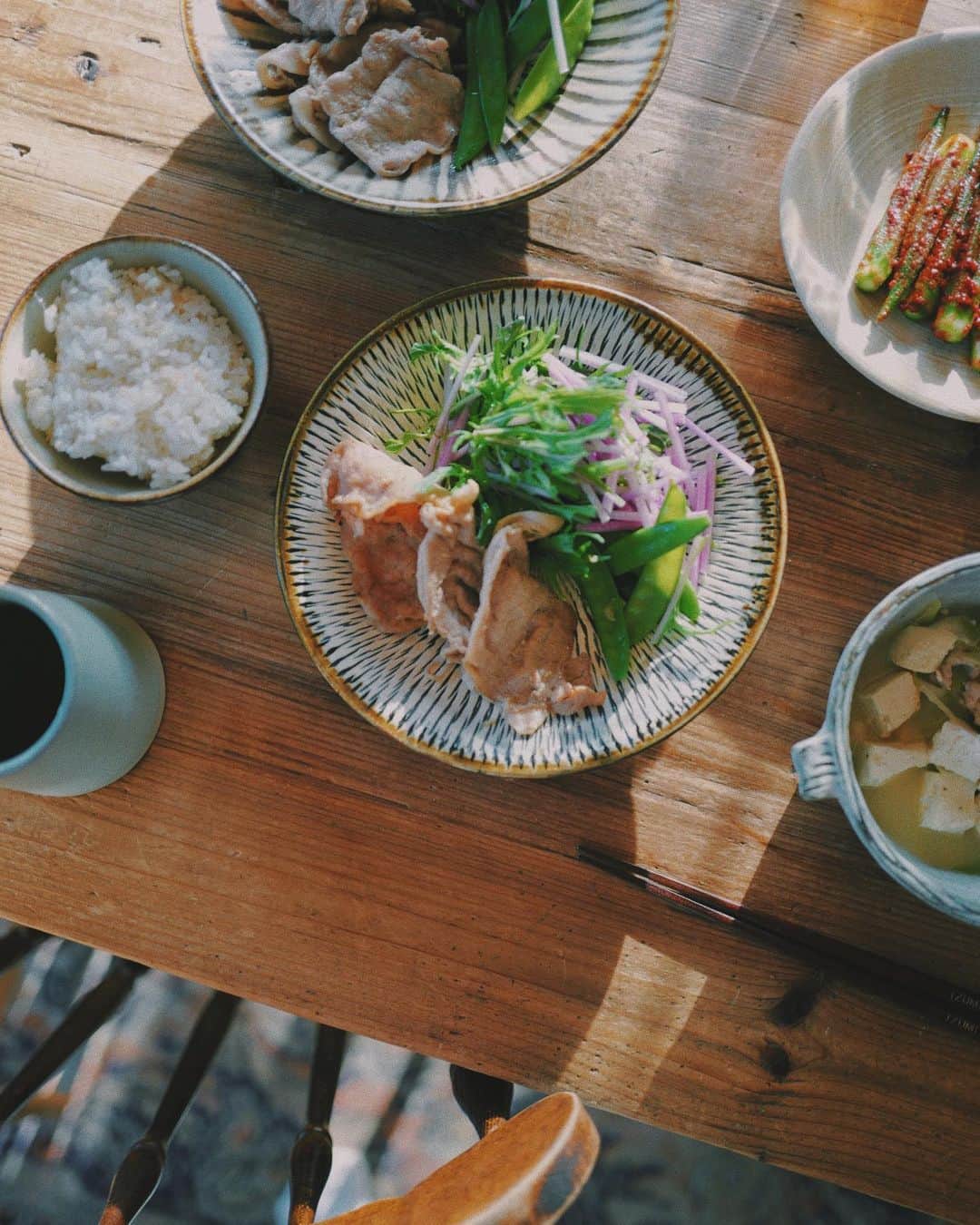 のインスタグラム：「⁡ 人が作ってくれる料理ってなんておいしく感じるんだろう！ 週ニ回の夫飯。これがあるだけでどれだけ気持ち的にも 時間的にも余裕ができることか。 料理することは大好きだけど。  時間って有限、毎日毎日あっという間に過ぎてしまうから… 家事はどんどん手抜きして好きなことに 沢山時間を使いたいと日々考えている…🤫 ⁡ ⁡ #週ニ夫飯 #キャンプ飯 含む。 #男飯」