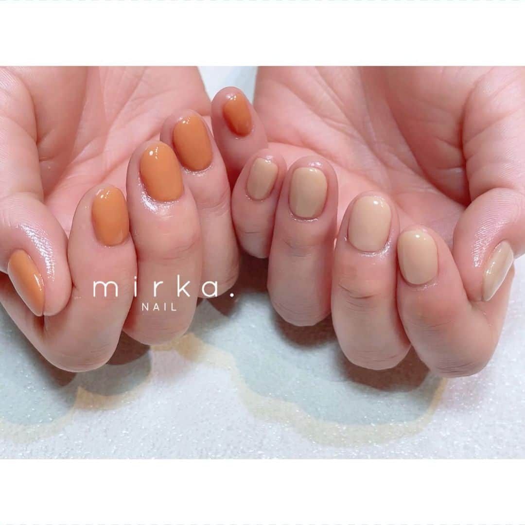 mirka. NAIL(ミルカネイル)のインスタグラム：「⁡ ⁡ 左右バラバラワンカラー◯ ⁡ ⁡ 金木犀みたいなオレンジ༶ ⁡ ⁡ ⁡ #mirkaのワンカラー ⁡ ………………………………………………………… ⁡ ご予約、お問い合わせは LINE ID⇒ @mirka.nail (@含む)まで。 ⁡ ご新規様はハイライトの「ご案内」と「ご予約方法」を必ずお読みいただいてからご予約くださいますようお願いいたします。 空き状況や詳細はLINEの投稿からご確認ください。 ⁡ ⁡ ⁡ ⁡ #mirkanail#nails#nail#nailart#naildesign #ショートネイル#ネイルアート#ネイルデザイン#ネイル#大人ネイル#シンプルネイル#オフィスネイル#ニュアンスネイル#ナチュラルネイル#カジュアルネイル#ショートネイルデザイン#美甲#秋ネイル#秋ネイル2023 #プライベートサロン#プライベートネイルサロン#東京ネイルサロン#東京ネイル#江東区ネイルサロン#森下#清澄白河 ⁡」