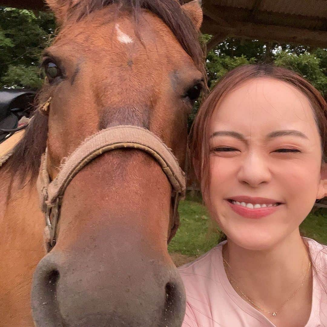 関根理紗のインスタグラム：「小顔効果絶大笑  お馬さんたちかわいかった🐎💓  乗馬もちょっと習いたいな😍」