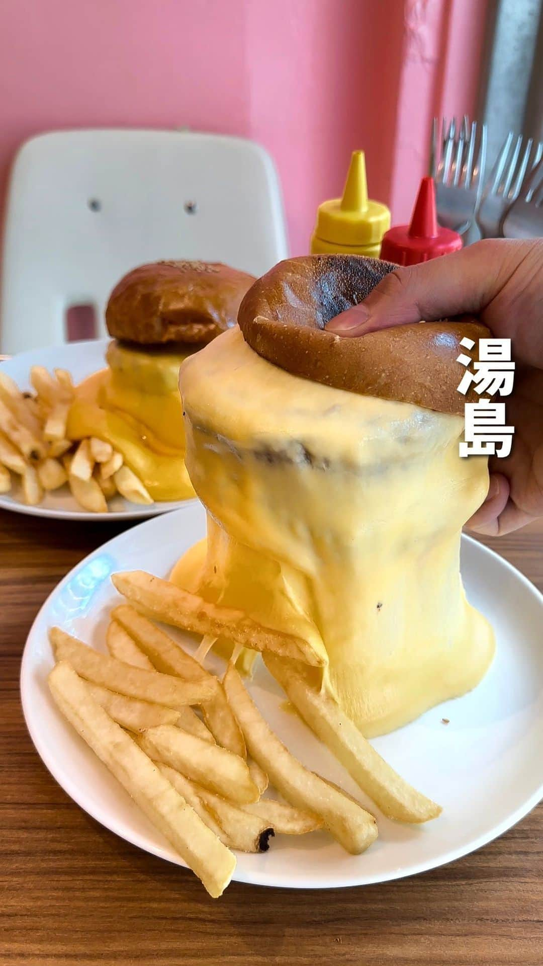 ウルフのインスタグラム：「気になる味やコスパなどお店詳細はコチラ👇 自ら食べ歩いて正直食レポしてます！ @wolf.0313 で行きたいお店を参考にしてね！ ⁡ 【#湯島　BURGER&MILKSHAKE CRANE】 ⁡ チーズ爆盛りチーズチーズチーズ！チーズの滝🐺 ⁡ スーパーチーズバーガー　2,035円(税込) ⁡ チーズ好きよ、お待たせした ハンバーガーといえばチーズは欠かせないが、そんな中でもとんでもないチーズバーガーを見つけた ⁡ しっかりと塩胡椒で味付けしたパティに、フレッシュなトマトとレタスを挟み、ベシャメルソースにモッツァレラ、レッドチェダーチーズを混ぜ合わせたとんでもなく濃厚なチーズをかける ⁡ まさにチーズのナイアガラの滝や ⁡ 映えだけかと思うかもしれないが、パティもめちゃくちゃ上手くて、パンもカリッとした食感が最高！ ⁡ 中毒性あるので、一度食べたらまたすぐに食べたくなること間違いない！ ⁡ 今回は取材のため評価なし！ ⁡ 何か質問や感想あればコメント、DMお待ちしてます😚 ⁡ また、ウルフを見て食べたら投稿やストーリーでタグ付けで知らせてくれると喜びます😚 いいねやコメントしにいくのでぜひ通知してね🥺 ⁡ ※美味しさ、映え、コスパの評価は注文した商品だけの個人的な評価になります。 ⁡ 🚃湯島駅から徒歩5分 💺20席 📍東京都千代田区外神田6-16-3  ⏰ 11:30～21:30(L.O.21:00) 日曜営業 ⁡ #東京カフェ #東京グルメ #東京ランチ #東京ディナー  #湯島カフェ #湯島グルメ #湯島ランチ #湯島ディナー #japanesefood #japanfood #japantrip #cheese」