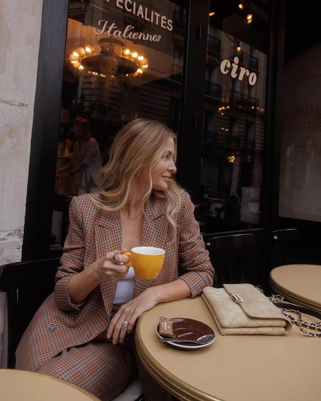 ミリー・マッキントッシュさんのインスタグラム写真 - (ミリー・マッキントッシュInstagram)「Me + Parisian coffee shops = ❤️ Happy International Coffee Day everyone! My go-to is an americano with oat milk, what’s yours? ☕️   P.S Don’t order oat milk in Paris, they’ll either say no or think you’re crazy #internationalcoffeeday」10月1日 17時24分 - milliemackintosh