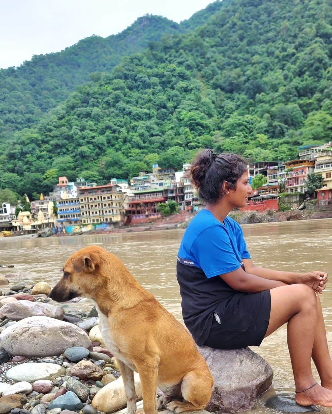 Nikonさんのインスタグラム写真 - (NikonInstagram)「When in Rishikesh, set aside half a day to relax by the Ganges River, savor the serendipitous moments and take a refreshing dip in the water.  Make sure to go early in the morning or when its not crowded, so you will be able to appreciate the sense of calmness and peace.   #rishikesh #ganges #rishikeshtrip #samsung #s22ultra #rishikeshdiaries #annettenaresh #thingstodoinrishikesh」10月1日 17時28分 - the.annette.stories