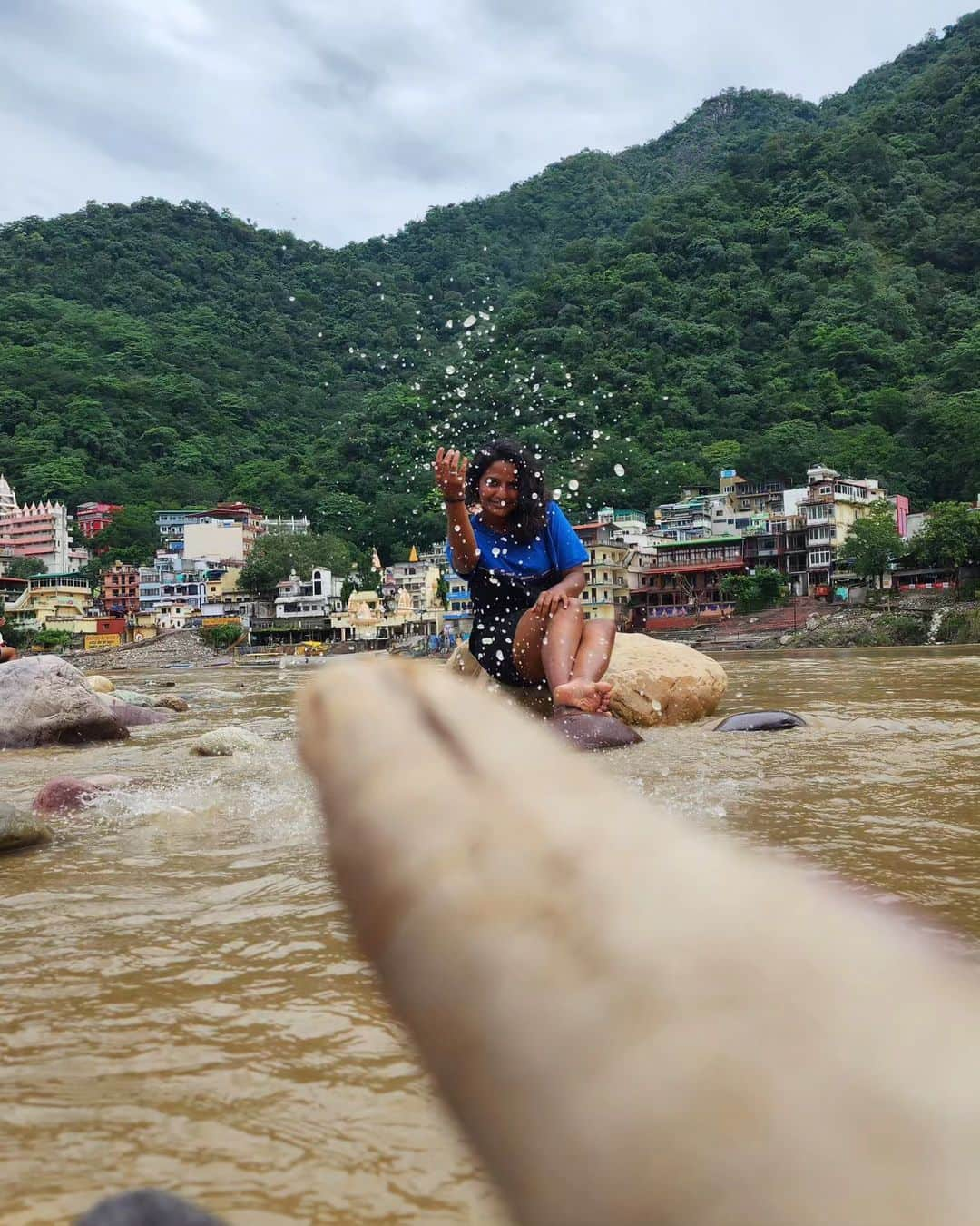 Nikonさんのインスタグラム写真 - (NikonInstagram)「When in Rishikesh, set aside half a day to relax by the Ganges River, savor the serendipitous moments and take a refreshing dip in the water.  Make sure to go early in the morning or when its not crowded, so you will be able to appreciate the sense of calmness and peace.   #rishikesh #ganges #rishikeshtrip #samsung #s22ultra #rishikeshdiaries #annettenaresh #thingstodoinrishikesh」10月1日 17時28分 - the.annette.stories