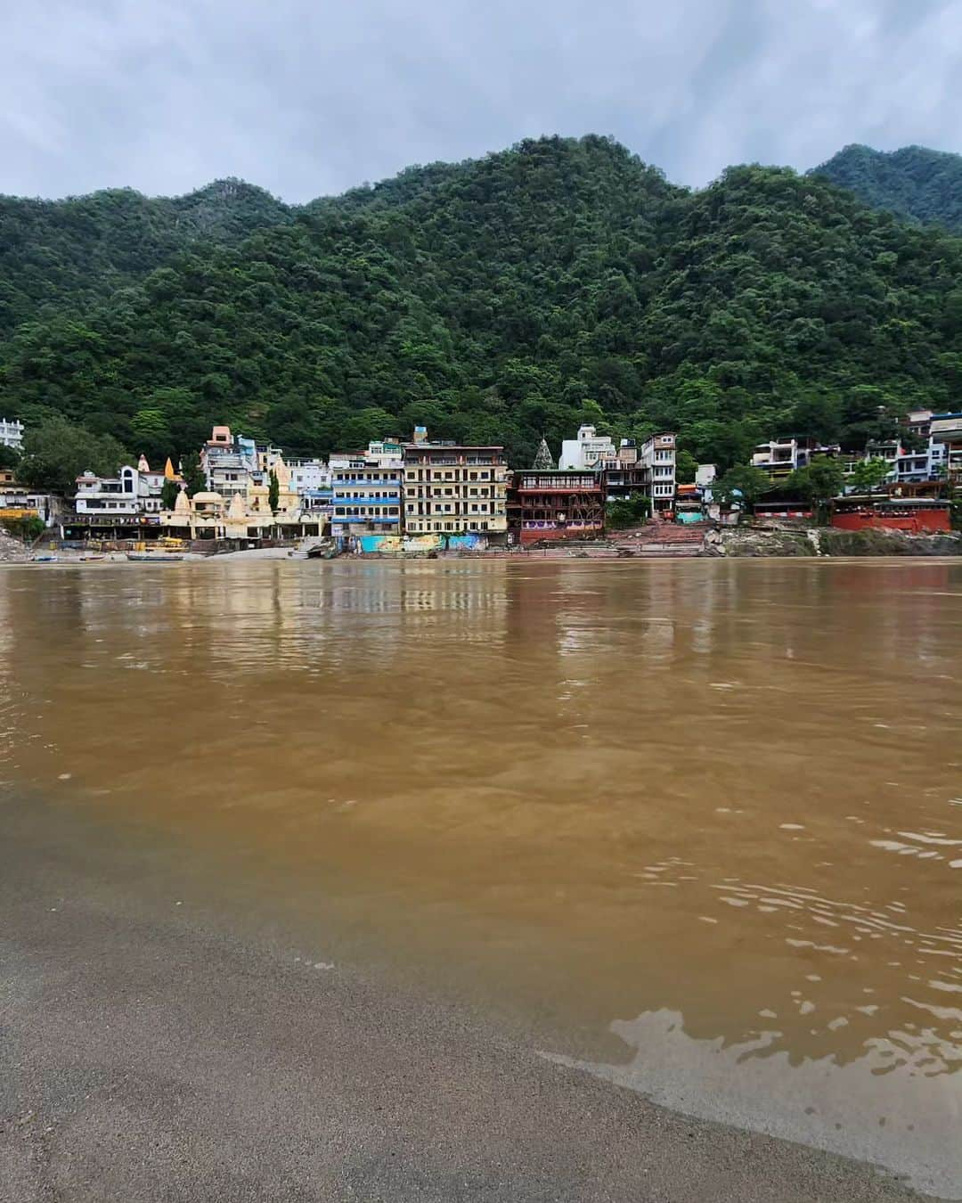 Nikonさんのインスタグラム写真 - (NikonInstagram)「When in Rishikesh, set aside half a day to relax by the Ganges River, savor the serendipitous moments and take a refreshing dip in the water.  Make sure to go early in the morning or when its not crowded, so you will be able to appreciate the sense of calmness and peace.   #rishikesh #ganges #rishikeshtrip #samsung #s22ultra #rishikeshdiaries #annettenaresh #thingstodoinrishikesh」10月1日 17時28分 - the.annette.stories