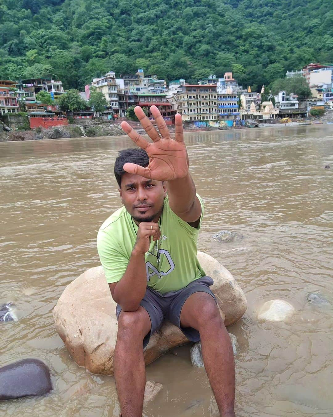 Nikonさんのインスタグラム写真 - (NikonInstagram)「When in Rishikesh, set aside half a day to relax by the Ganges River, savor the serendipitous moments and take a refreshing dip in the water.  Make sure to go early in the morning or when its not crowded, so you will be able to appreciate the sense of calmness and peace.   #rishikesh #ganges #rishikeshtrip #samsung #s22ultra #rishikeshdiaries #annettenaresh #thingstodoinrishikesh」10月1日 17時28分 - the.annette.stories