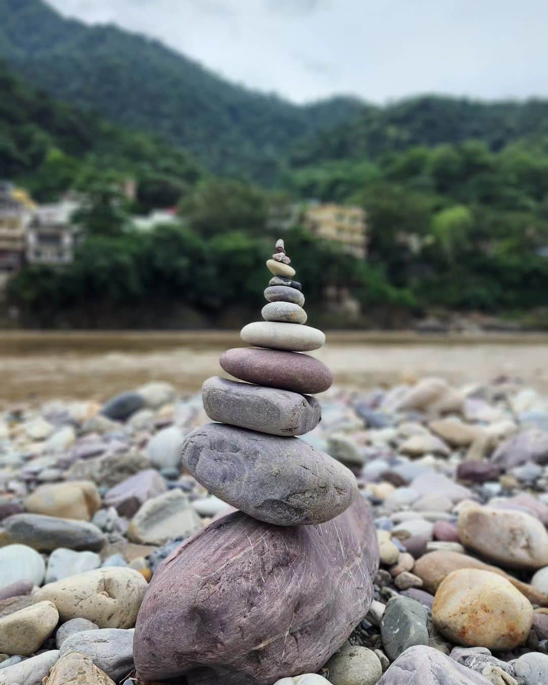 Nikonのインスタグラム：「When in Rishikesh, set aside half a day to relax by the Ganges River, savor the serendipitous moments and take a refreshing dip in the water.  Make sure to go early in the morning or when its not crowded, so you will be able to appreciate the sense of calmness and peace.   #rishikesh #ganges #rishikeshtrip #samsung #s22ultra #rishikeshdiaries #annettenaresh #thingstodoinrishikesh」