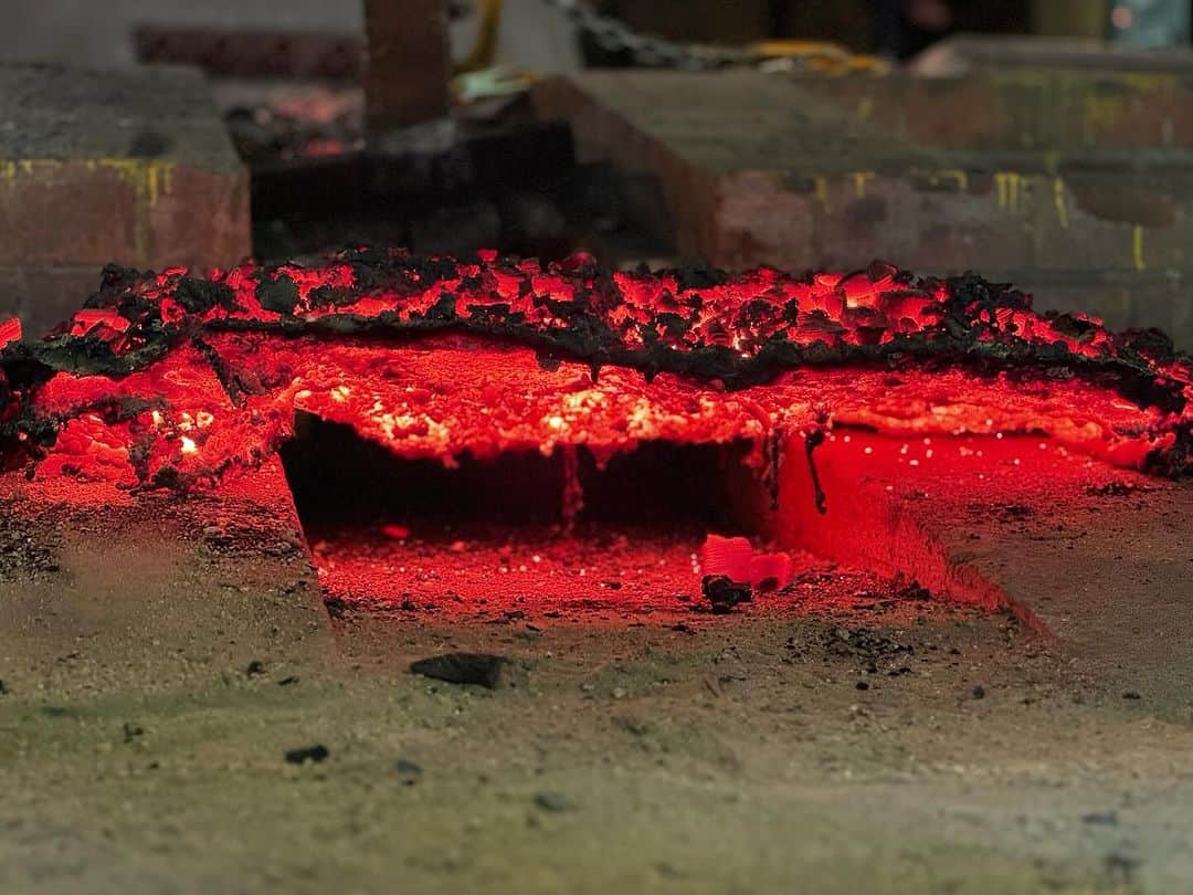 土井地博さんのインスタグラム写真 - (土井地博Instagram)「近代たたら製鉄操業  現代の技術を取り入れた形式で年に数回のみ行われる場へ。 500kgの砂鉄と砂を夜通し木炭を燃やし高純度の玉鋼(たまはがね)をつくる作業。 日本刀などには欠かせないこの素材は古代から伝承される経験、知恵などが合わさり生まれるもの。  国内はもちろん海外メディア取材も多くあり世界で唯一燃え上がる鉄づくりは感度と興奮しかない。  #雲南 #出雲 #奥出雲 #たたら製鉄 #島根 #japan」10月1日 17時30分 - hiroshi_doiji