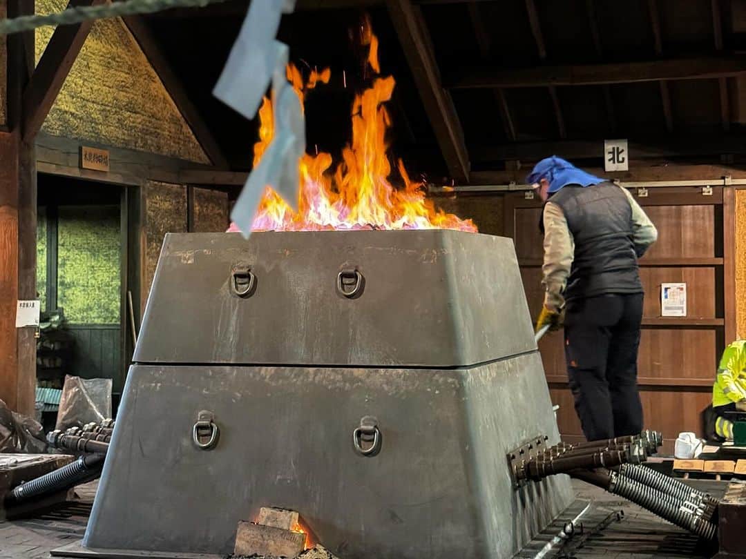 土井地博さんのインスタグラム写真 - (土井地博Instagram)「近代たたら製鉄操業  現代の技術を取り入れた形式で年に数回のみ行われる場へ。 500kgの砂鉄と砂を夜通し木炭を燃やし高純度の玉鋼(たまはがね)をつくる作業。 日本刀などには欠かせないこの素材は古代から伝承される経験、知恵などが合わさり生まれるもの。  国内はもちろん海外メディア取材も多くあり世界で唯一燃え上がる鉄づくりは感度と興奮しかない。  #雲南 #出雲 #奥出雲 #たたら製鉄 #島根 #japan」10月1日 17時30分 - hiroshi_doiji