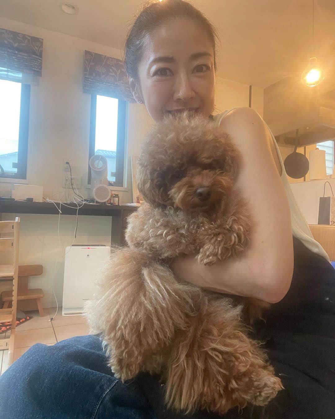 榊ゆりこのインスタグラム：「もしゃもしゃの犬🆚10月でもノースリーブの人😅  もう10月だけどノースリーブ着てます🤣  #ノースリーブ#いぬのいる暮らし #もしゃもしゃ犬#トイプードル#コーデ#アラフィフコーデ」