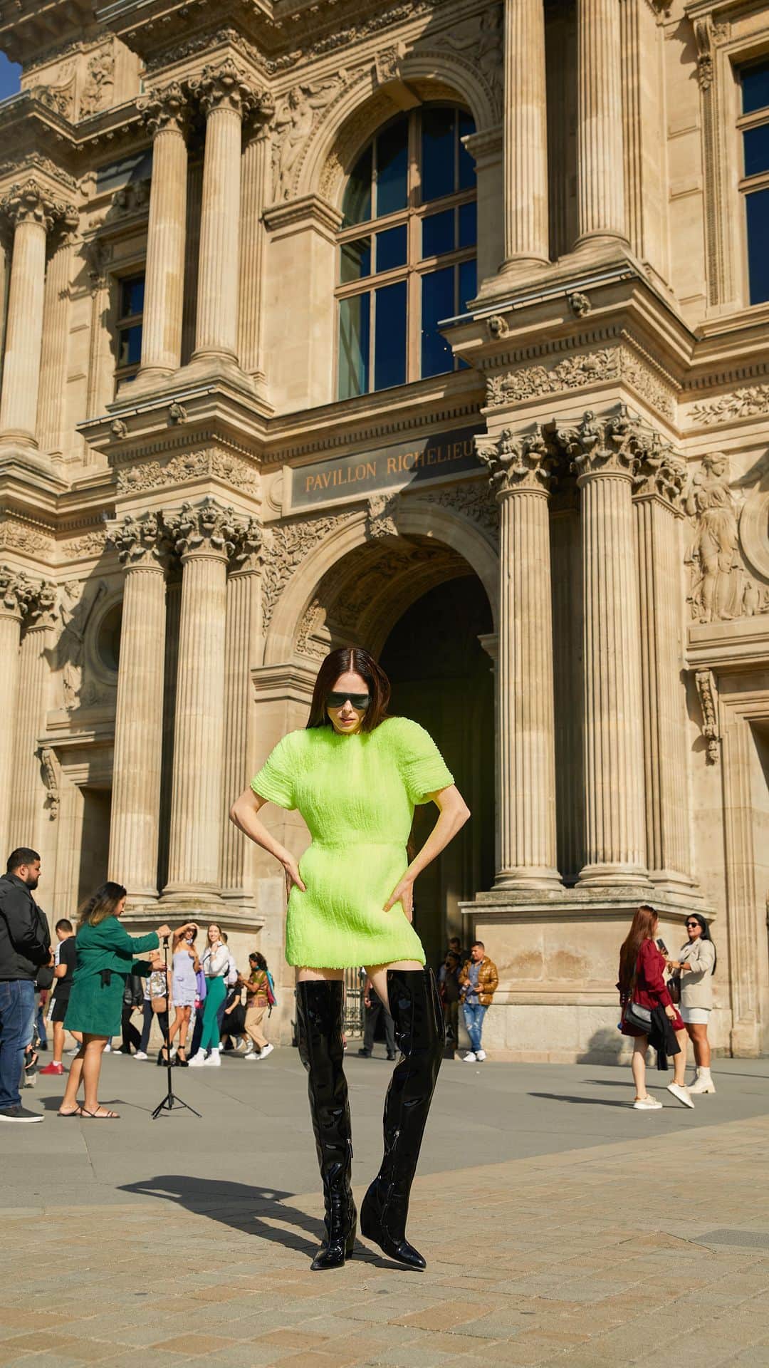 ココ・ロシャのインスタグラム：「Me walking around Paris in wild lewks all week 👀 only @snooki can relate.」