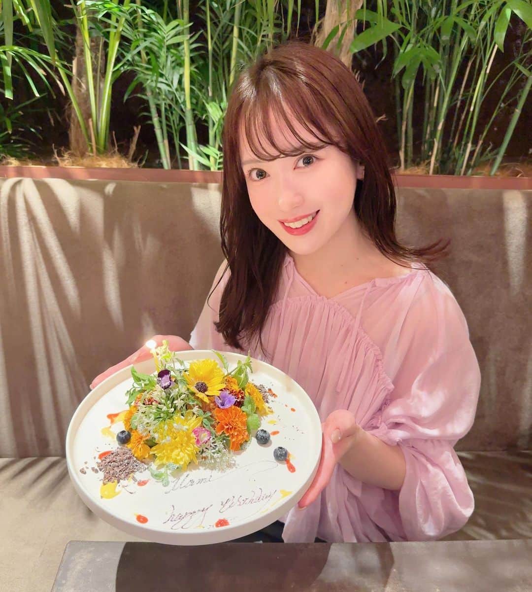 mami 宝島社のインスタグラム：「💐🖤 #bonélan #表参道ランチ　#バースデープレート　#バースデープレート東京　#casafline」