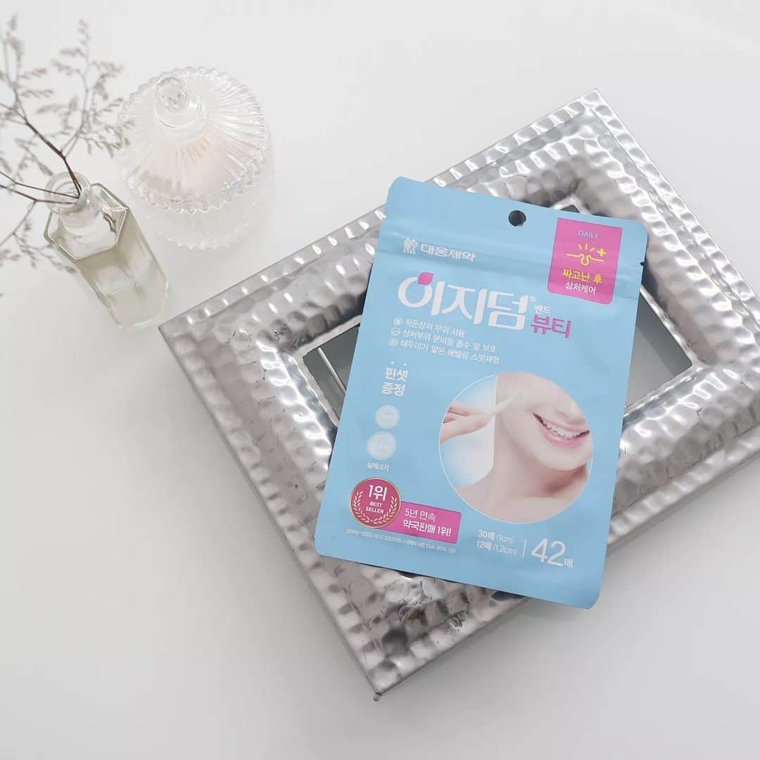 Eri Satoのインスタグラム：「【Easyderm ビューティー スポットパッチ】 · こないだ娘に 「YouTubeで見たんだけど お顔にニキビ出来たときに貼る シールみたいなのがあるんだってよ？」 って言われたのー🤣 これのことですね？？？🤣🤣🤣 · こちらはイージーダム @easyderm.official の、ビューティスポットパッチ 韓国では既に大人気の ニキビパッチなんだって。 · ☑英国アレルギー協会の低刺激認証・ 米国FDA・韓国食品医医薬安全の認証を 受けている ☑外部刺激からニキビ・傷を守り、 悪化を防ぐことができる ☑整形時の傷の保護のパッチとしても 使用可能 · 私も早速使ったけど、 髪や手が触れやすい顔まわりにはすごく良い✨ · 9月から日本でEC販売、 10月に店舗販売が開始されるそう。 肌が揺らぐ時期なので ぜひチェックしてみてね💗 · · #PR#easyderm#イージーダム #ビューティスポットパッチ#ニキビパッチ #肌荒れ#肌荒れケア#ニキビケア」