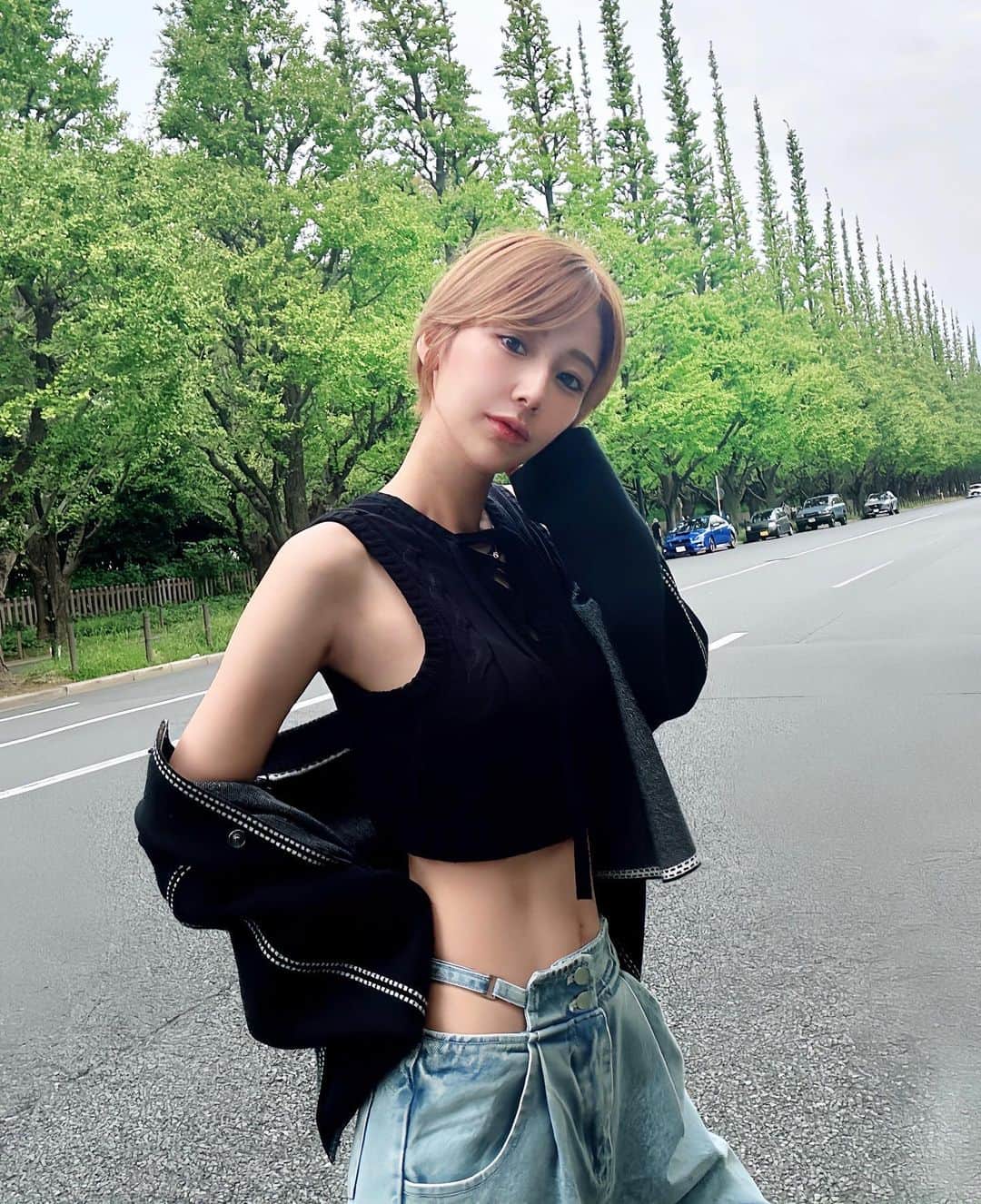 ナナのインスタグラム：「. 気温的にはいまの時期が一番好き🌞 好きなお洋服来てお出かけしたい🏃  .👚👖@janvier__officialshop  ここの服かわいくておしゃれでお気に入り  . #ootd#fashion#janvier #ショートヘア#ショート女子 #腹筋女子#東京 #映えスポット#神宮外苑いちょう並木」