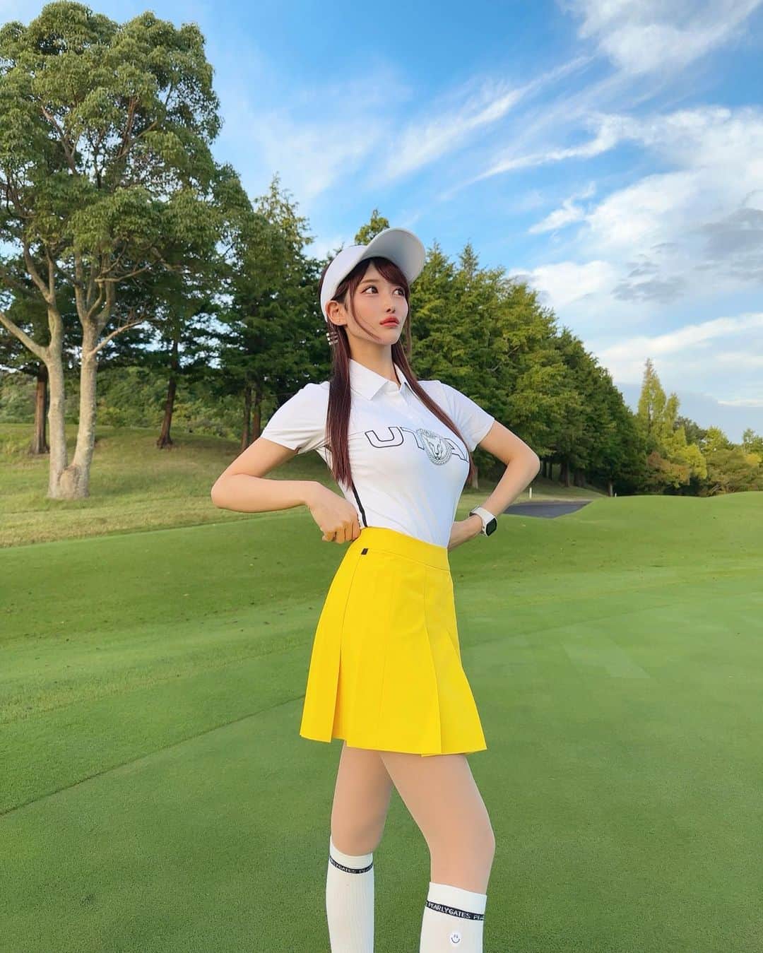 MAYUさんのインスタグラム写真 - (MAYUInstagram)「. 💛🤍🩵💚⛳️ . まだまだ暑かった🌞 初めましてのゴルフ5カントリーオークビレッヂ⛳️ アウトは調子良かったけど、インが難しかったな〜〜🥹🏝️ . ウェアは @utaagolf 💛🤍 . 顔みたいなかわいいバンカーあったから、 一緒に写真撮ってみた🤳😆 どこにあるかわかる？？ . . #ゴルフ女子#ゴルフ#ゴルフウェア#ゴルフコーデ#ゴルフファッション#ユタゴルフ#ゴルフ5カントリーオークビレッヂ#golf#golfwear#golflife#golfclub#golfcourse#utaagolf#golf5countryoakviliage」10月1日 17時46分 - mayu.kina_golf