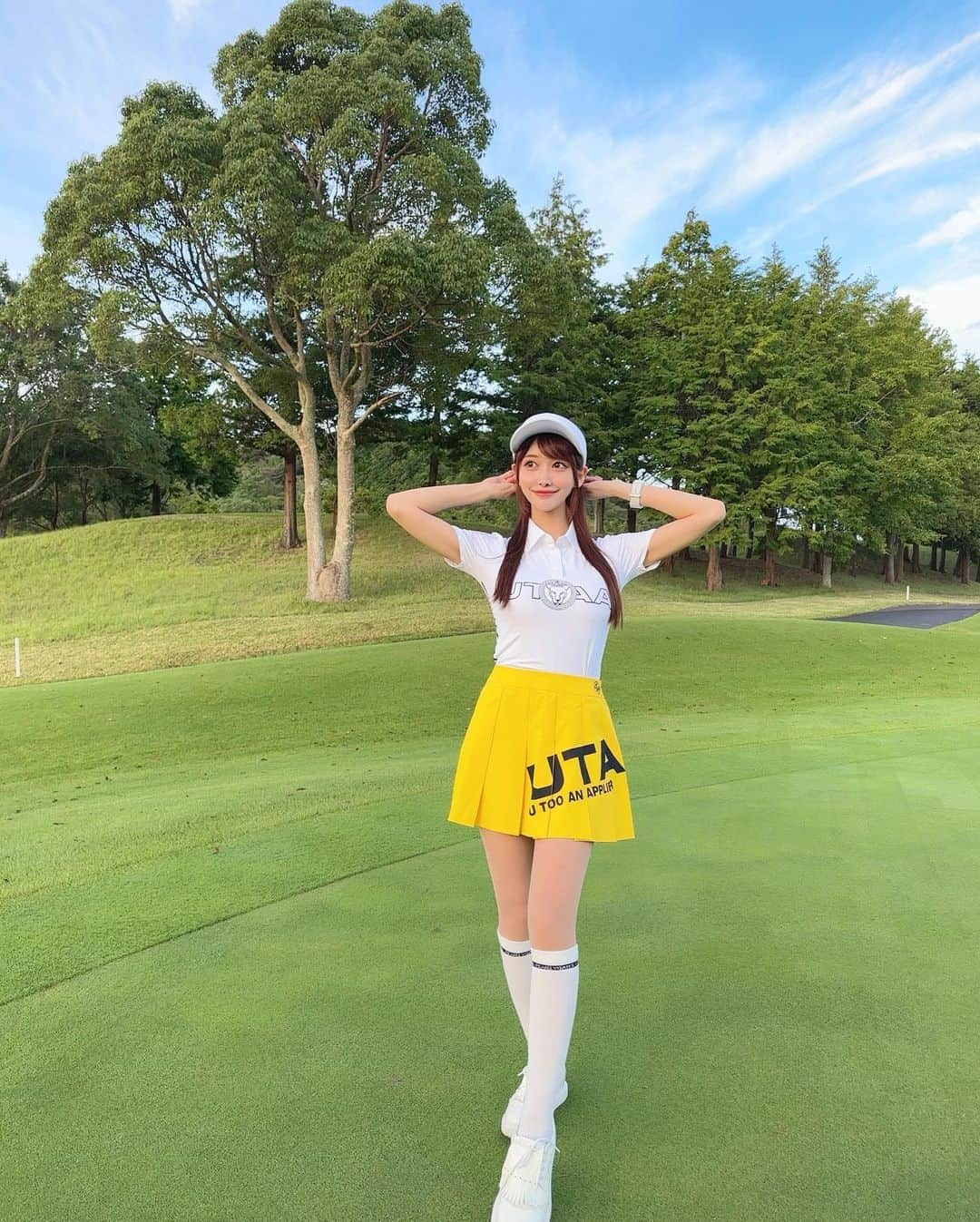 MAYUさんのインスタグラム写真 - (MAYUInstagram)「. 💛🤍🩵💚⛳️ . まだまだ暑かった🌞 初めましてのゴルフ5カントリーオークビレッヂ⛳️ アウトは調子良かったけど、インが難しかったな〜〜🥹🏝️ . ウェアは @utaagolf 💛🤍 . 顔みたいなかわいいバンカーあったから、 一緒に写真撮ってみた🤳😆 どこにあるかわかる？？ . . #ゴルフ女子#ゴルフ#ゴルフウェア#ゴルフコーデ#ゴルフファッション#ユタゴルフ#ゴルフ5カントリーオークビレッヂ#golf#golfwear#golflife#golfclub#golfcourse#utaagolf#golf5countryoakviliage」10月1日 17時46分 - mayu.kina_golf