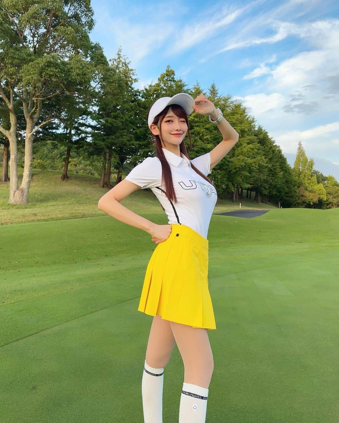 MAYUさんのインスタグラム写真 - (MAYUInstagram)「. 💛🤍🩵💚⛳️ . まだまだ暑かった🌞 初めましてのゴルフ5カントリーオークビレッヂ⛳️ アウトは調子良かったけど、インが難しかったな〜〜🥹🏝️ . ウェアは @utaagolf 💛🤍 . 顔みたいなかわいいバンカーあったから、 一緒に写真撮ってみた🤳😆 どこにあるかわかる？？ . . #ゴルフ女子#ゴルフ#ゴルフウェア#ゴルフコーデ#ゴルフファッション#ユタゴルフ#ゴルフ5カントリーオークビレッヂ#golf#golfwear#golflife#golfclub#golfcourse#utaagolf#golf5countryoakviliage」10月1日 17時46分 - mayu.kina_golf