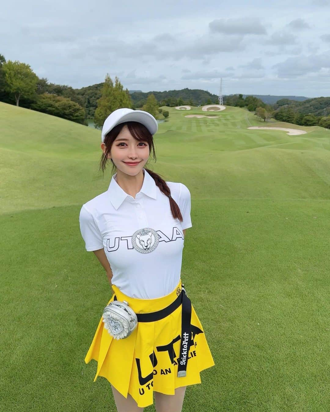 MAYUさんのインスタグラム写真 - (MAYUInstagram)「. 💛🤍🩵💚⛳️ . まだまだ暑かった🌞 初めましてのゴルフ5カントリーオークビレッヂ⛳️ アウトは調子良かったけど、インが難しかったな〜〜🥹🏝️ . ウェアは @utaagolf 💛🤍 . 顔みたいなかわいいバンカーあったから、 一緒に写真撮ってみた🤳😆 どこにあるかわかる？？ . . #ゴルフ女子#ゴルフ#ゴルフウェア#ゴルフコーデ#ゴルフファッション#ユタゴルフ#ゴルフ5カントリーオークビレッヂ#golf#golfwear#golflife#golfclub#golfcourse#utaagolf#golf5countryoakviliage」10月1日 17時46分 - mayu.kina_golf