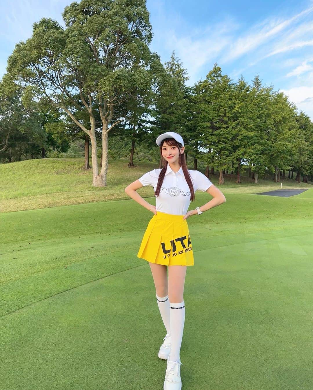 MAYUさんのインスタグラム写真 - (MAYUInstagram)「. 💛🤍🩵💚⛳️ . まだまだ暑かった🌞 初めましてのゴルフ5カントリーオークビレッヂ⛳️ アウトは調子良かったけど、インが難しかったな〜〜🥹🏝️ . ウェアは @utaagolf 💛🤍 . 顔みたいなかわいいバンカーあったから、 一緒に写真撮ってみた🤳😆 どこにあるかわかる？？ . . #ゴルフ女子#ゴルフ#ゴルフウェア#ゴルフコーデ#ゴルフファッション#ユタゴルフ#ゴルフ5カントリーオークビレッヂ#golf#golfwear#golflife#golfclub#golfcourse#utaagolf#golf5countryoakviliage」10月1日 17時46分 - mayu.kina_golf