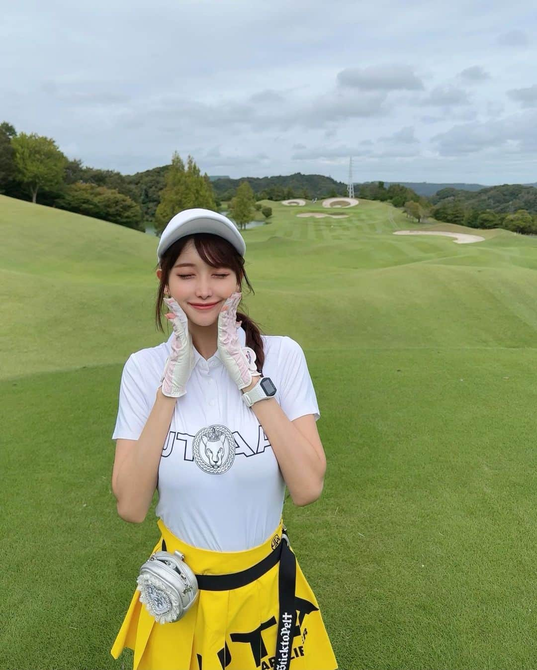 MAYUさんのインスタグラム写真 - (MAYUInstagram)「. 💛🤍🩵💚⛳️ . まだまだ暑かった🌞 初めましてのゴルフ5カントリーオークビレッヂ⛳️ アウトは調子良かったけど、インが難しかったな〜〜🥹🏝️ . ウェアは @utaagolf 💛🤍 . 顔みたいなかわいいバンカーあったから、 一緒に写真撮ってみた🤳😆 どこにあるかわかる？？ . . #ゴルフ女子#ゴルフ#ゴルフウェア#ゴルフコーデ#ゴルフファッション#ユタゴルフ#ゴルフ5カントリーオークビレッヂ#golf#golfwear#golflife#golfclub#golfcourse#utaagolf#golf5countryoakviliage」10月1日 17時46分 - mayu.kina_golf