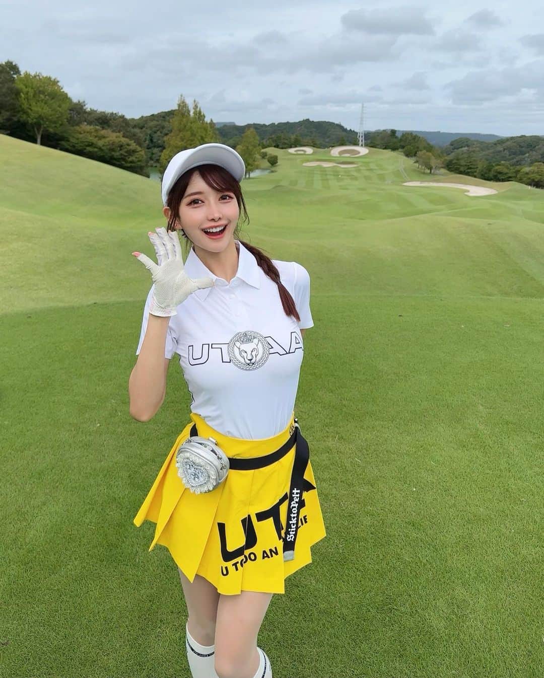 MAYUさんのインスタグラム写真 - (MAYUInstagram)「. 💛🤍🩵💚⛳️ . まだまだ暑かった🌞 初めましてのゴルフ5カントリーオークビレッヂ⛳️ アウトは調子良かったけど、インが難しかったな〜〜🥹🏝️ . ウェアは @utaagolf 💛🤍 . 顔みたいなかわいいバンカーあったから、 一緒に写真撮ってみた🤳😆 どこにあるかわかる？？ . . #ゴルフ女子#ゴルフ#ゴルフウェア#ゴルフコーデ#ゴルフファッション#ユタゴルフ#ゴルフ5カントリーオークビレッヂ#golf#golfwear#golflife#golfclub#golfcourse#utaagolf#golf5countryoakviliage」10月1日 17時46分 - mayu.kina_golf
