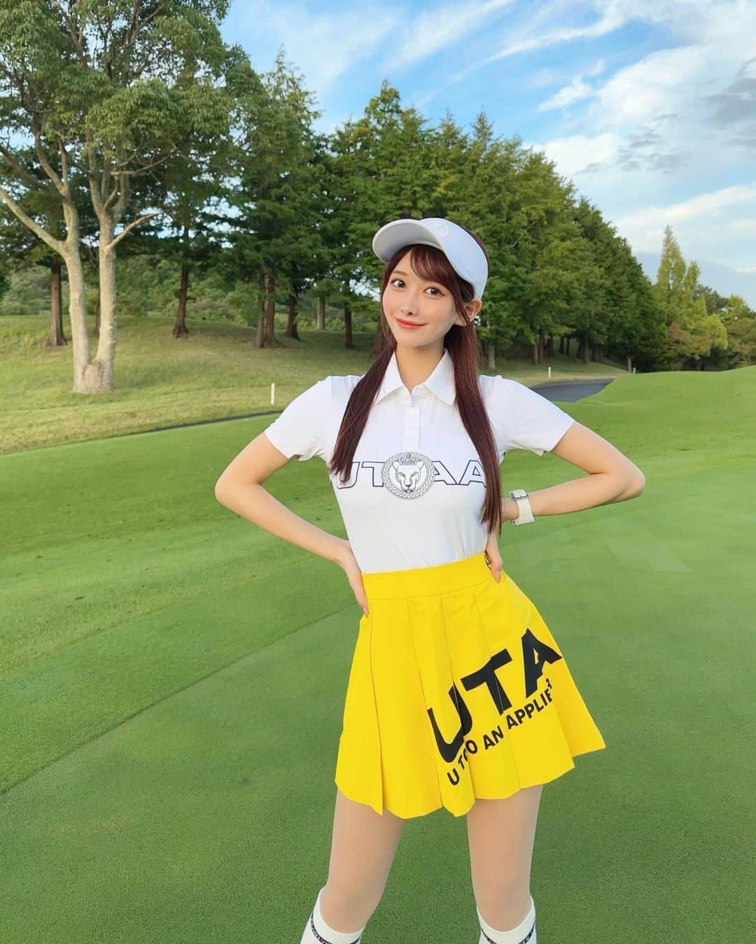 MAYUさんのインスタグラム写真 - (MAYUInstagram)「. 💛🤍🩵💚⛳️ . まだまだ暑かった🌞 初めましてのゴルフ5カントリーオークビレッヂ⛳️ アウトは調子良かったけど、インが難しかったな〜〜🥹🏝️ . ウェアは @utaagolf 💛🤍 . 顔みたいなかわいいバンカーあったから、 一緒に写真撮ってみた🤳😆 どこにあるかわかる？？ . . #ゴルフ女子#ゴルフ#ゴルフウェア#ゴルフコーデ#ゴルフファッション#ユタゴルフ#ゴルフ5カントリーオークビレッヂ#golf#golfwear#golflife#golfclub#golfcourse#utaagolf#golf5countryoakviliage」10月1日 17時46分 - mayu.kina_golf