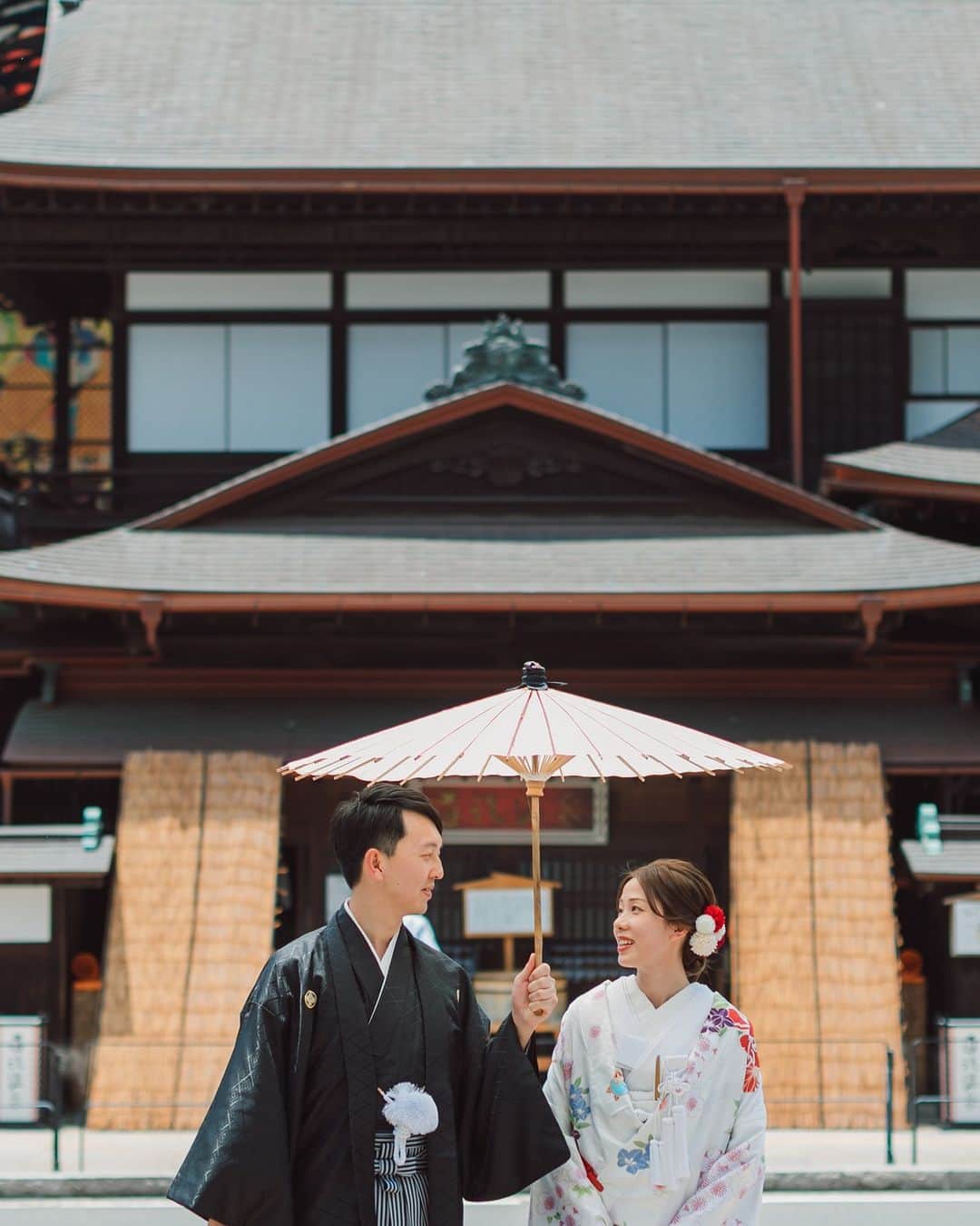 ラヴィ•ファクトリーさんのインスタグラム写真 - (ラヴィ•ファクトリーInstagram)「. 【写真で叶える結婚式】 . 撮影中のおふたりのオフショット👀🤍  いつもの町並みを背にしたお写真や 日本の伝統美を感じる和装でのお写真 リラックスしたスタジオでのお写真など 様々な表情を魅せてくれました📸✨  . —————— ラヴィファクトリー:@matsuyama_laviephotography Photographer: @eiko_photographer AREA:JAPAN,MATSUYAMA —————— @laviefactoryをフォローして #laviefactory #ラヴィファクトリー のハッシュタグをつけて お写真を投稿してみてくださいね✳︎ . こちらの公式IG（@laviefactory） で取り上げさせていただきます✨ . 思わず笑顔になれるハートのある 「家族写真」はラヴィクルール* >>>@laviecouleur_official . #wedding #weddingphotography #photo #ハートのある写真 #instawedding #結婚写真 #ウェディング #ウェディングフォト #撮影指示書 #ロケーションフォト #前撮り#写真好きな人と繋がりたい #フォトウェディング #卒花 #後撮り #ウェディングニュース #前撮り小物 #前撮りフォト #前撮りアイテム #ウェディング撮影 #撮影構図 #前撮りアイディア #撮影指示書 #花嫁コーディネート #洋装ロケフォト #和装フォト #紅葉フォト #スタジオフォト」10月1日 17時47分 - laviefactory