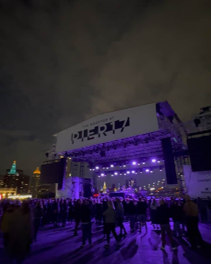 のインスタグラム：「#ブルックリンブリッジ　を眺めながら ライブを楽しむルーフトップのライブ会場 #pier17  最高。 気持ちがいい！  #netflix の　 #goodplace  #グッドプレイス   が好きでして。 観たことある方いらっしゃいますか？  出演していたマーヤルドルフが #mayarudolph  がここで歌うとのことで行ってきました😍  歌唱中も顔芸だったり動きで 果敢に笑いをとりにいく さすがコメディ俳優😂  本人を生で見た後に またドラマを観てむふふってなるやつ やろうと思います笑😆  #ny #nyc  #ニューヨーク  #brooklynbridge」