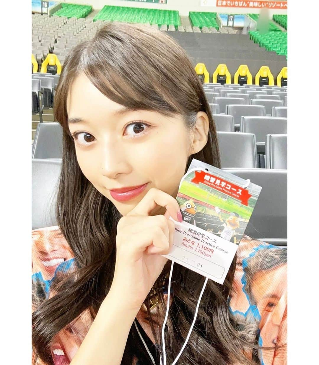 牧野真莉愛さんのインスタグラム写真 - (牧野真莉愛Instagram)「♡ ♡ 小村勝球団社長に会えました💖 「ありがとうございました。来年もよろしくお願いします。来年はSHINJO監督胴上げへのご支援よろしくお願いします。」by小村勝球団社長 ＆ ⚾️2023パ・リーグ公式戦⚾️ 福岡ソフトバンクホークスVS.北海道日本ハムファイターズ 2023.10.1🐶福岡PayPayドーム 🐻🐻🐿🦊 うちの試合行きました💖応援❣️❣️❣️ 🎀 練習見学コース💕姉が連れてってくれました。 ごーくんに手を振りました🐰💗💗💗💗💗💗💗まりあ ↓1度球場出て、開門 りゅうちゃん明日お誕生日おめでとう🎂💜 つーたん手振ってくれた❤️※練習みてたときのお話です 🎀 LOVE❤️新庄 詳しくは“まりブロ”みてね※プロフィールから飛んでね💕 ♡ ♡  #小村勝 球団社長💖 #LOVE新庄 ❤️ #北海道日本ハムファイターズ 🐻🐻🐿🦊 #lovefighters  #モーニング娘23 #牧野真莉愛」10月1日 23時20分 - maria_makino.official