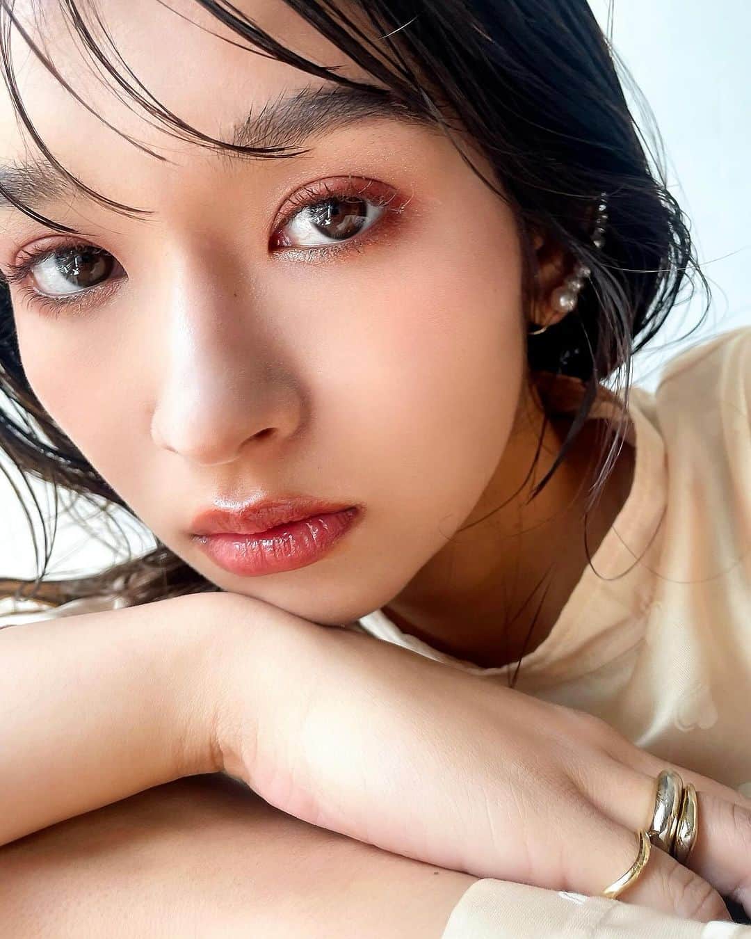 谷口翠彩のインスタグラム：「Autumn 🍂🍁  𝐬𝐞𝐧𝐬𝐮𝐚𝐥 𝐦𝐨𝐝𝐞.💋  red brown.  Dior サンククルール.   eye： @diorbeauty  ディオールショウ サンク クルール673  eyeliner： @rmkofficial   mascara： @wonjungyo_official_jp  @wonjungyo_official  シアーブラウン  cheek： @narscosmeticsjapan  アフターグローリキッドブラッシュ3076 @addictionbeauty_official  ザブラッシュニュアンサー 102N　Innate Talent  highlight： @cledepeaubeaute  ルレオスールデクラ17  lip： @fujiko_brand プランピーリップ03甘美」