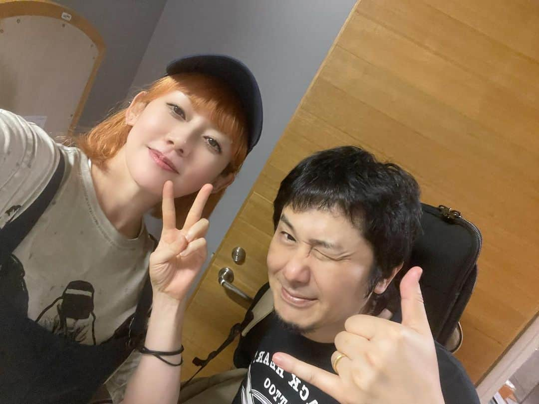 大貫亜美さんのインスタグラム写真 - (大貫亜美Instagram)「HAPPY BIRTHDAY Kenny🥳ということで、今日は横山健さんのお誕生日なので、先日のリハの時のお写真失礼します☺️ #puffy #puffyamiyumi #由美じゃないほう #kenyokoyama #横山健氏 #histandard #ええ今回もやらせていただきました #どちらかというと #横山氏の方を念入りに #お誕生日ですし #丁寧に仕上げさせていただきました #ふんわり美肌 #AI任せではございません #亜美の手仕事 #加工 #先日のライブではゲスト出演快諾いただいて #初めてステージで一緒に作った #securityblanket #披露しました #楽しかった #かれこれ25年くらいの付き合いだけど #お喋りが止まらない #おばさん同士みたいになってる #この日も久々に会ったもんでめっちゃ喋ったよね #お誕生日おめでとう🥳」10月1日 23時16分 - ami_onuki