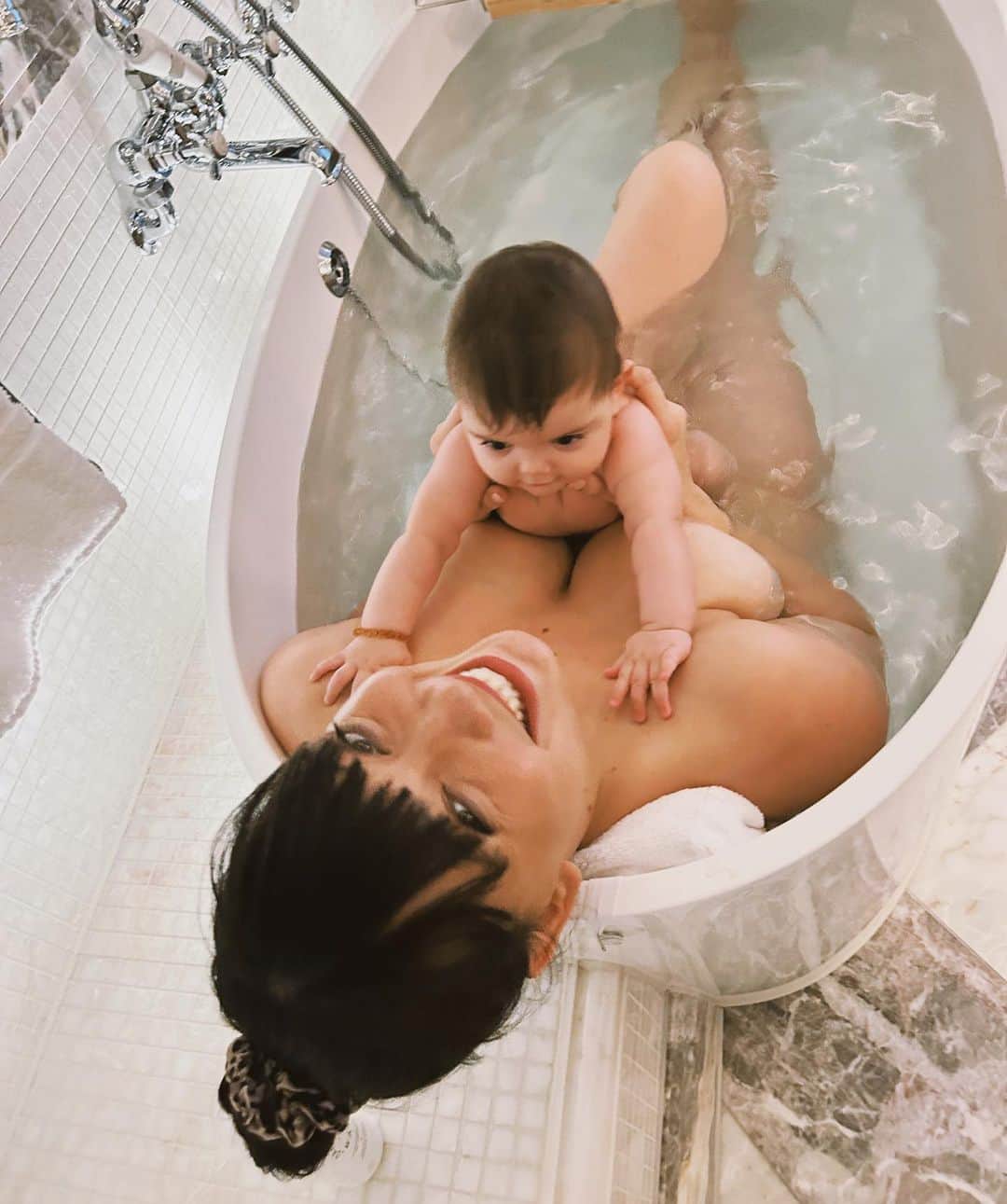 デイジー・ロウのインスタグラム：「Family staycation in the heart of Chelsea ♥️  What a beautiful and warm hotel- thank you for making our weekend so special. The comfiest bed to rest my very tired eyes & the most luxurious bath for Ivy & i to splash around in.  We love love love you  @BelmondCadogan @TheLaleeChelsea   ♥️」